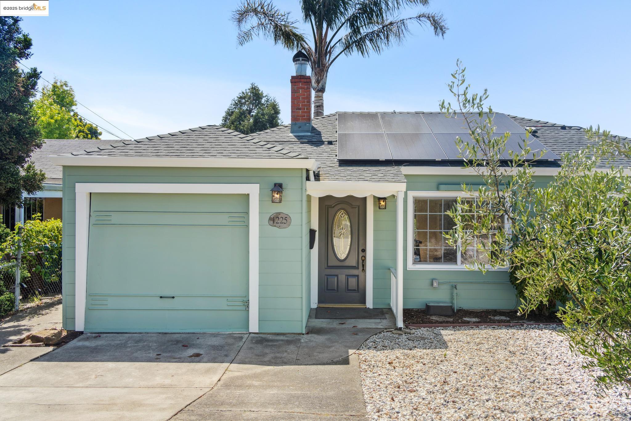 Detail Gallery Image 2 of 39 For 1225 Gerald Ave, San Pablo,  CA 94806 - 2 Beds | 1 Baths