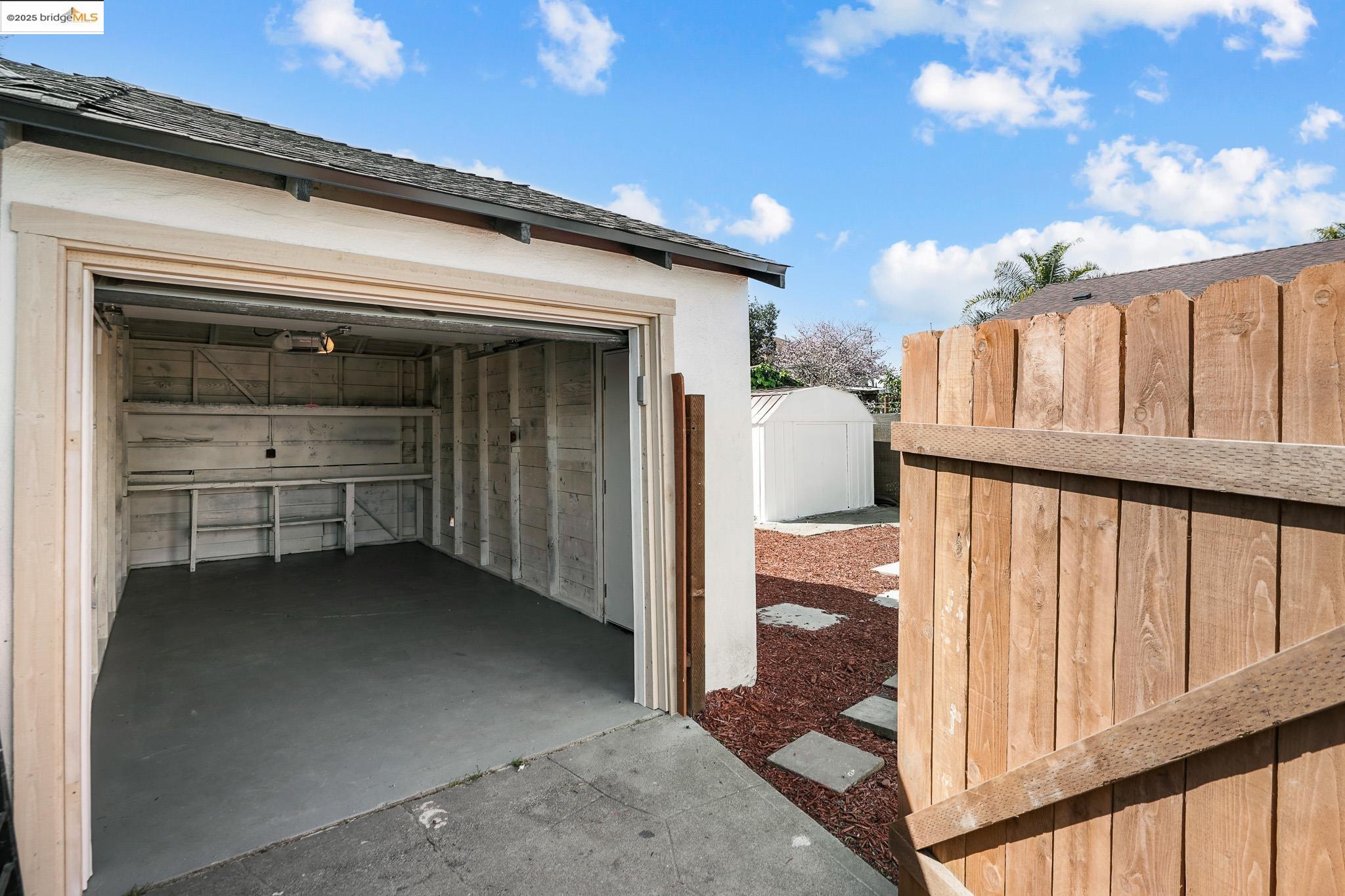 10517 Pippin, Oakland, California 94603, 2 Bedrooms Bedrooms, 5 Rooms Rooms,1 BathroomBathrooms,Residential,For Sale,10517 Pippin,41095495