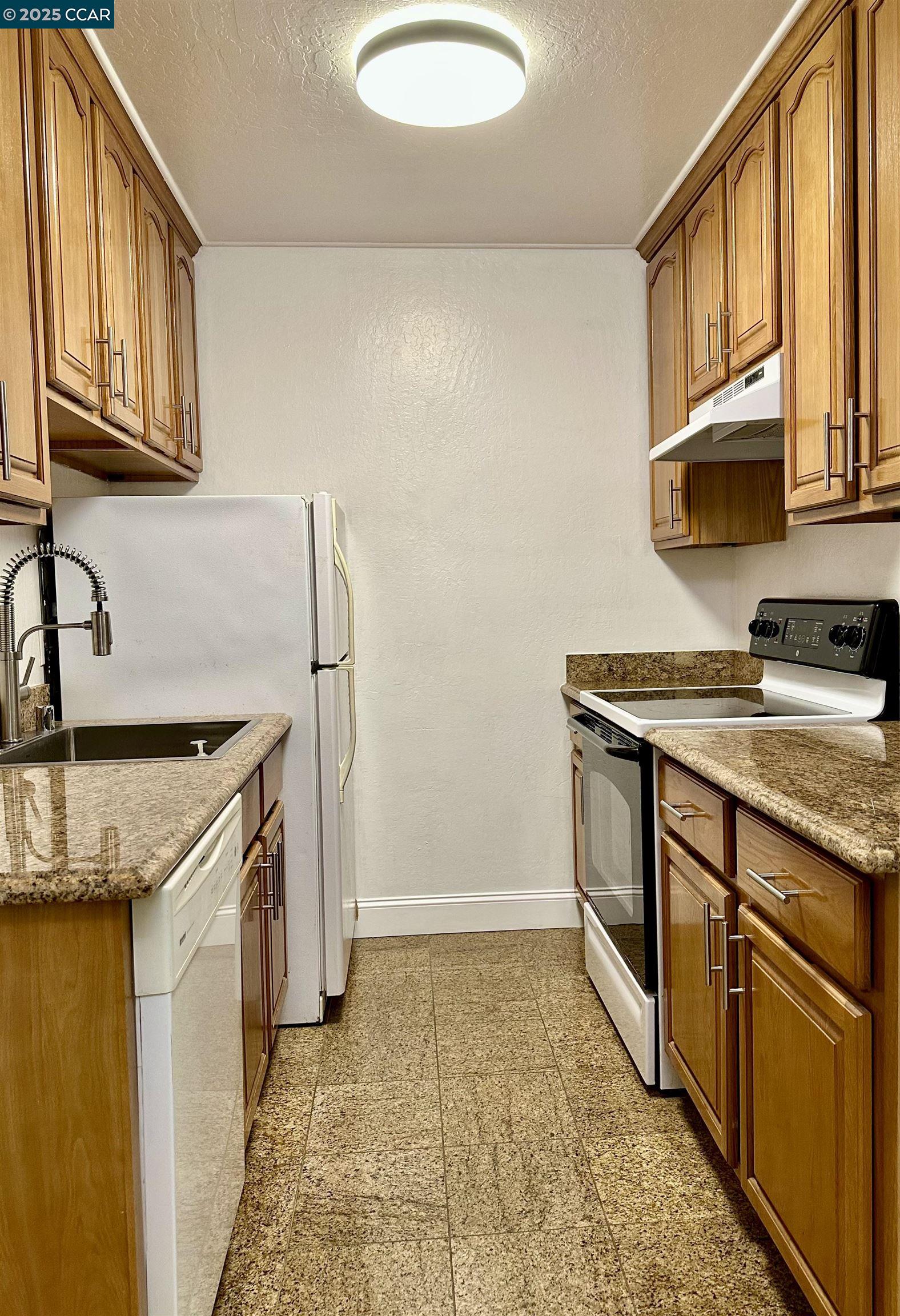 Detail Gallery Image 3 of 14 For 408 Boardwalk Ave #23,  San Bruno,  CA 94066 - 1 Beds | 1 Baths