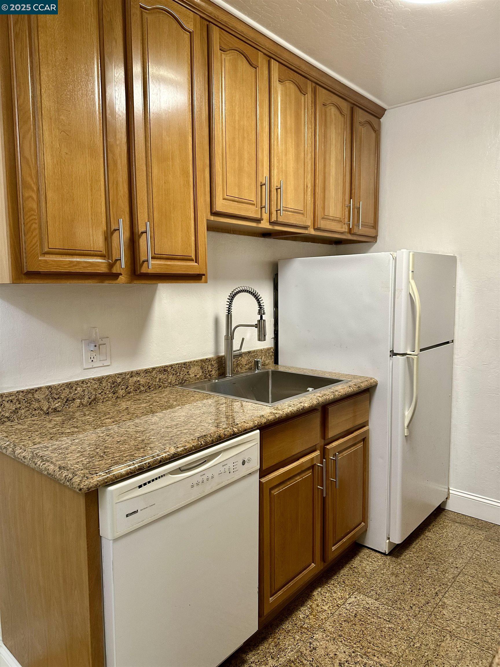Detail Gallery Image 4 of 14 For 408 Boardwalk Ave #23,  San Bruno,  CA 94066 - 1 Beds | 1 Baths