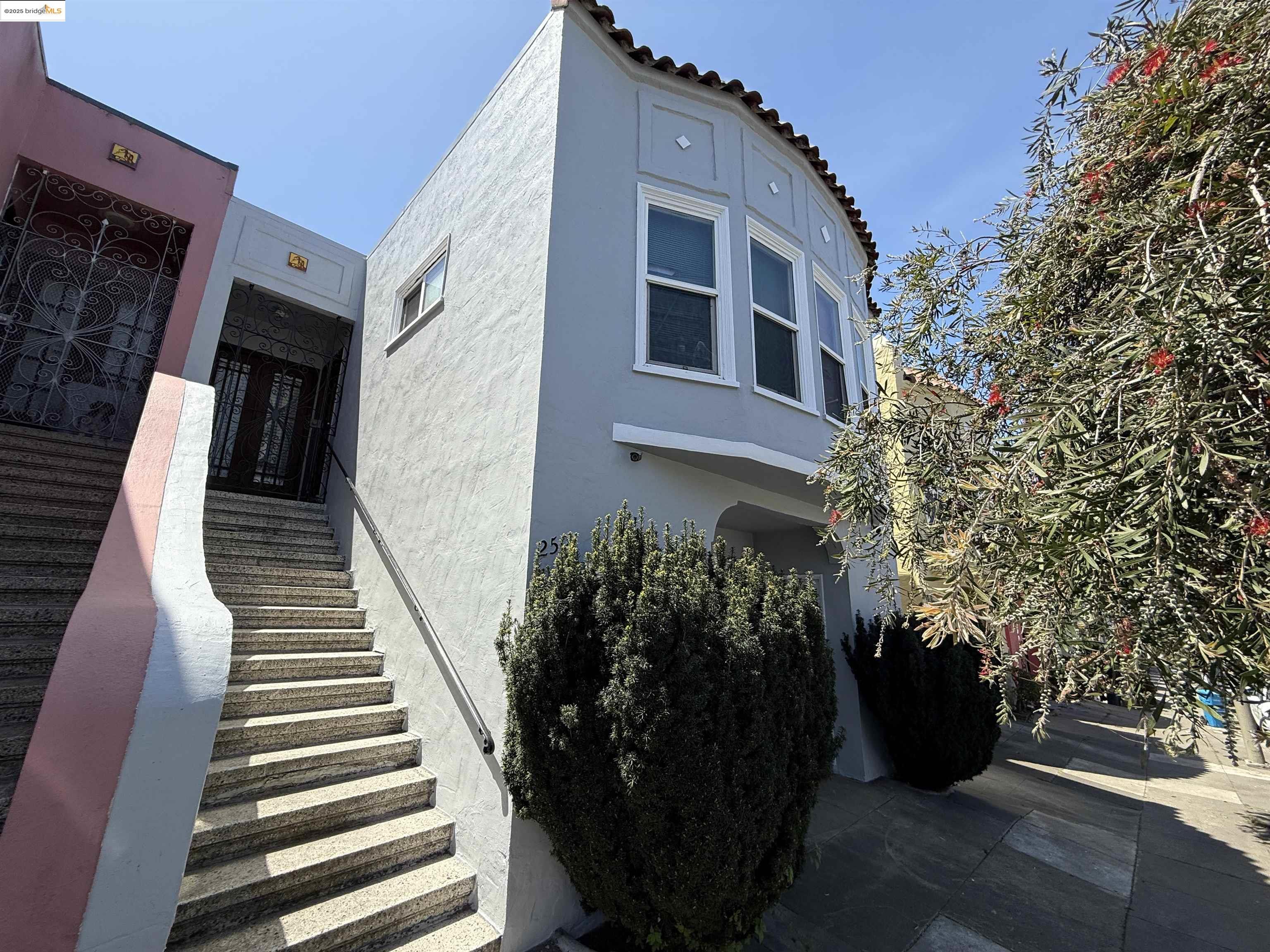 Detail Gallery Image 3 of 10 For 250 Silver Ave, San Francisco,  CA 94112 - 2 Beds | 1 Baths