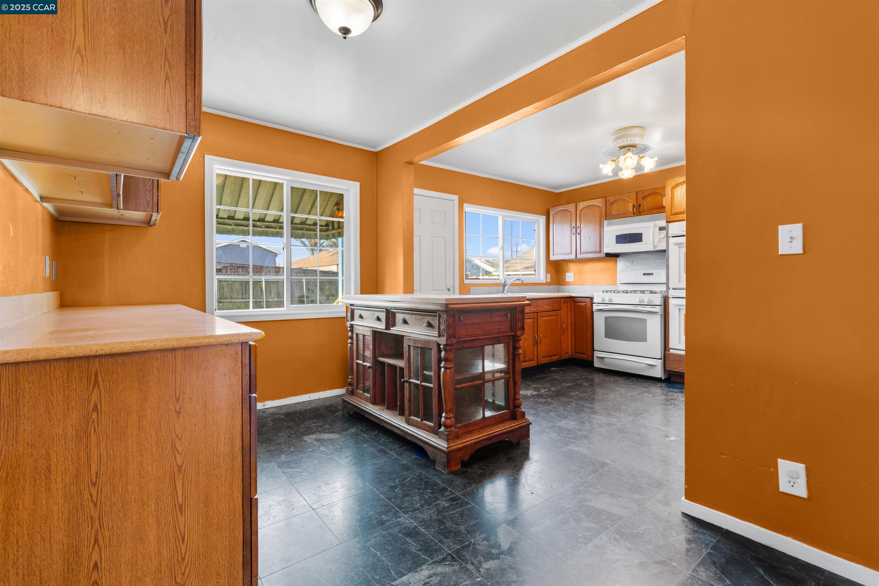 Detail Gallery Image 8 of 46 For 2522 Mcbryde Ave, Richmond,  CA 94804 - 4 Beds | 1 Baths