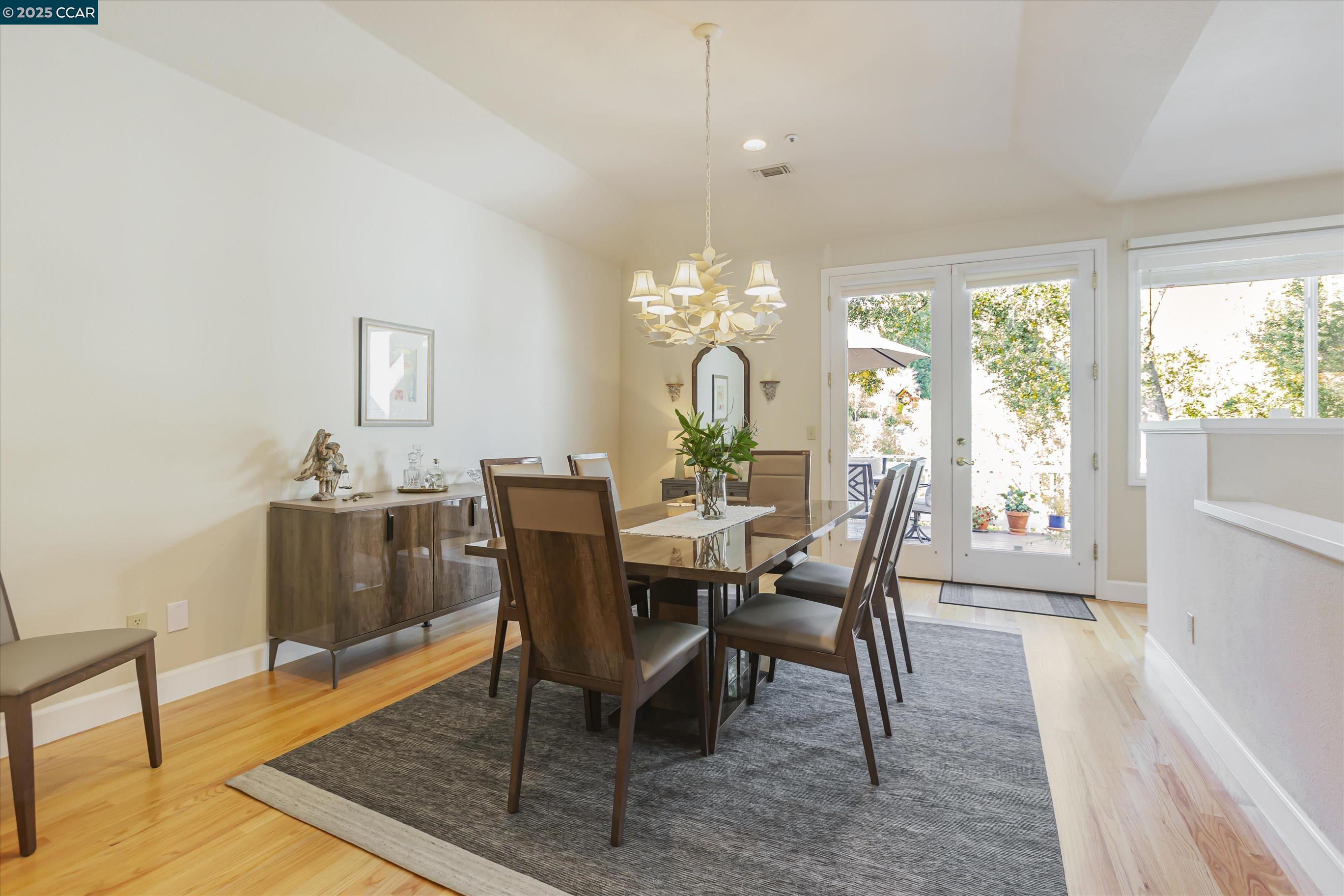 Detail Gallery Image 7 of 50 For 31 Merrill Cir S, Moraga,  CA 94556 - 4 Beds | 3/1 Baths