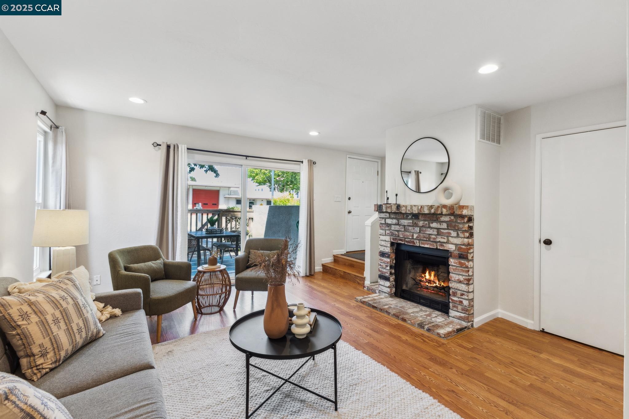 Detail Gallery Image 2 of 18 For 104 Cleaveland Rd, Pleasant Hill,  CA 94523 - 2 Beds | 2 Baths