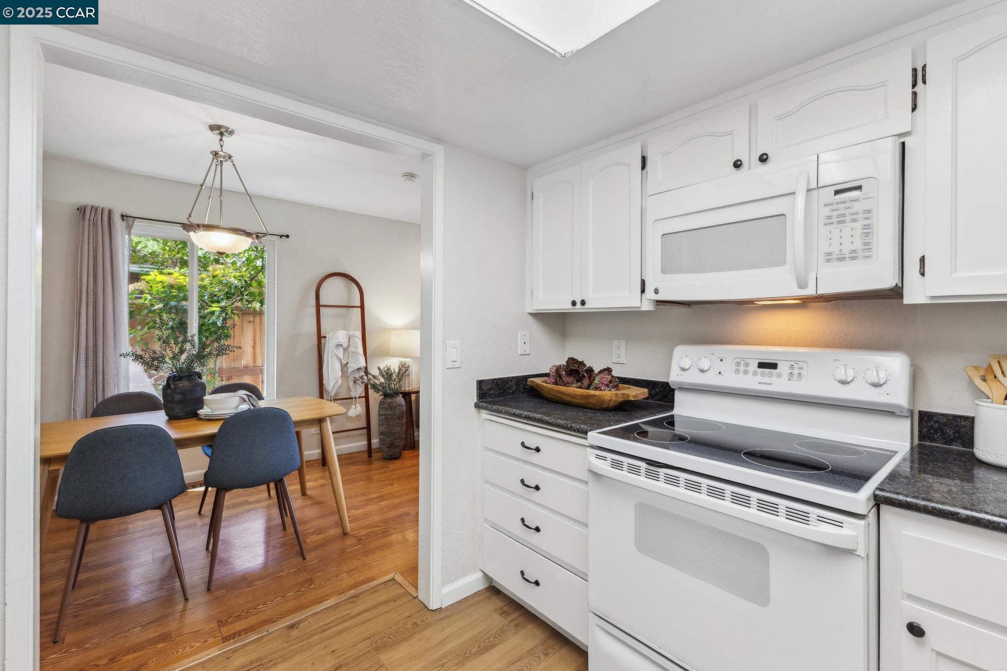 Detail Gallery Image 5 of 18 For 104 Cleaveland Rd, Pleasant Hill,  CA 94523 - 2 Beds | 2 Baths