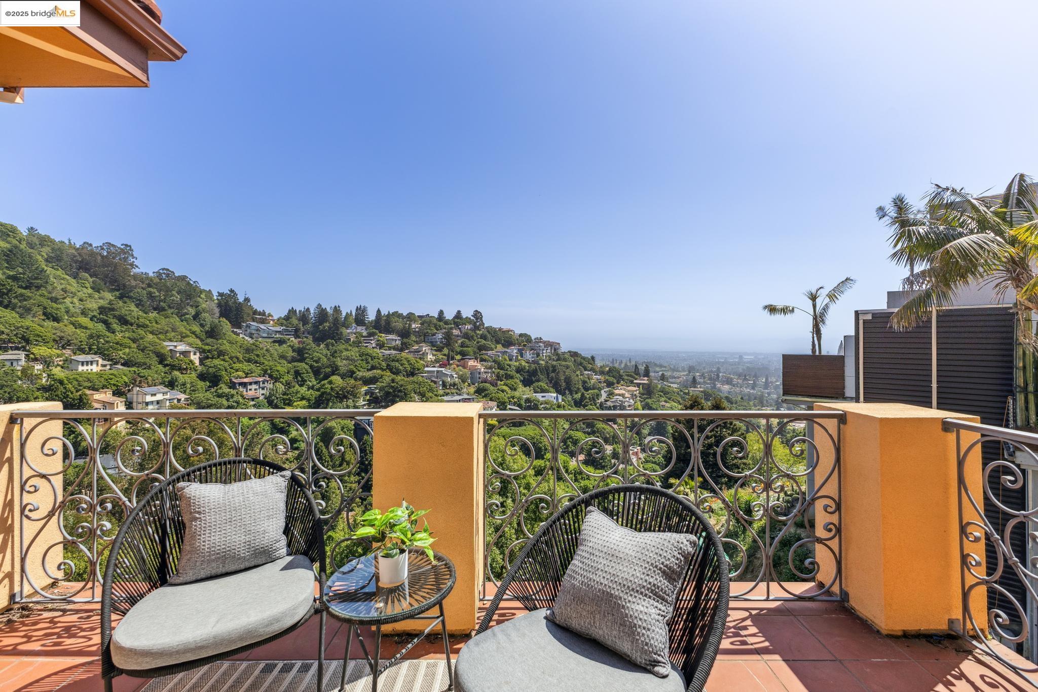 Detail Gallery Image 17 of 60 For 530 Gravatt Dr, Berkeley,  CA 94705 - 4 Beds | 3/1 Baths