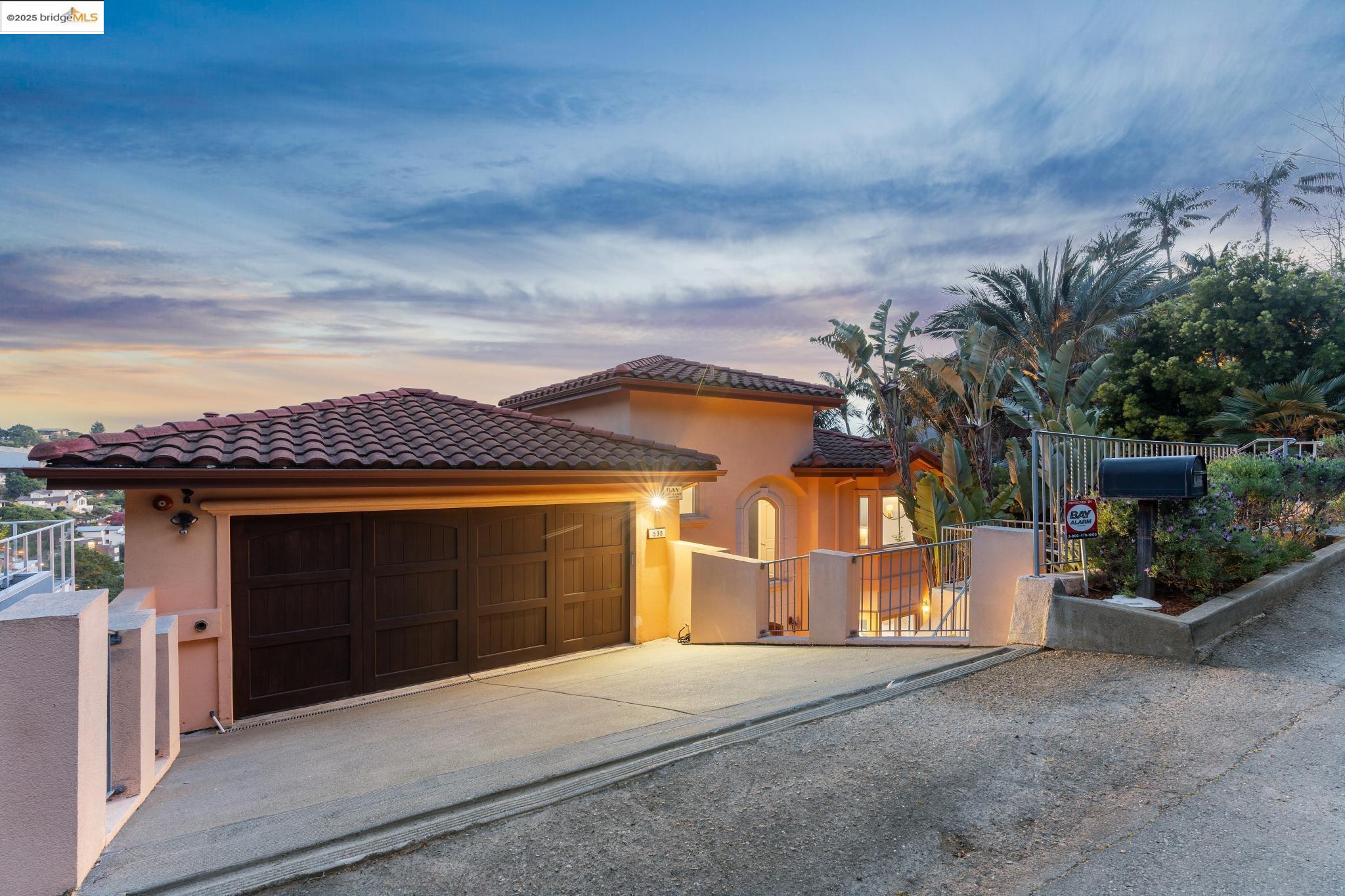 Detail Gallery Image 3 of 60 For 530 Gravatt Dr, Berkeley,  CA 94705 - 4 Beds | 3/1 Baths