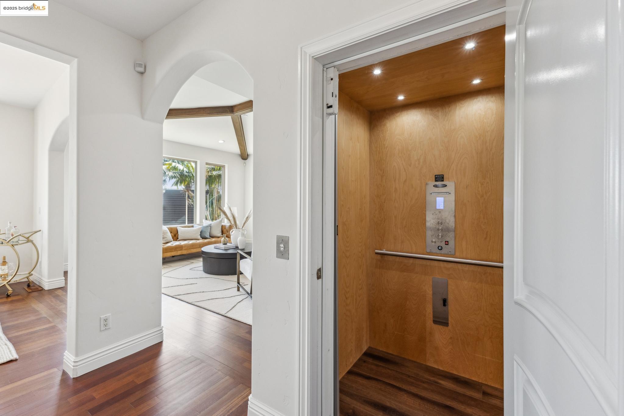 Detail Gallery Image 31 of 60 For 530 Gravatt Dr, Berkeley,  CA 94705 - 4 Beds | 3/1 Baths