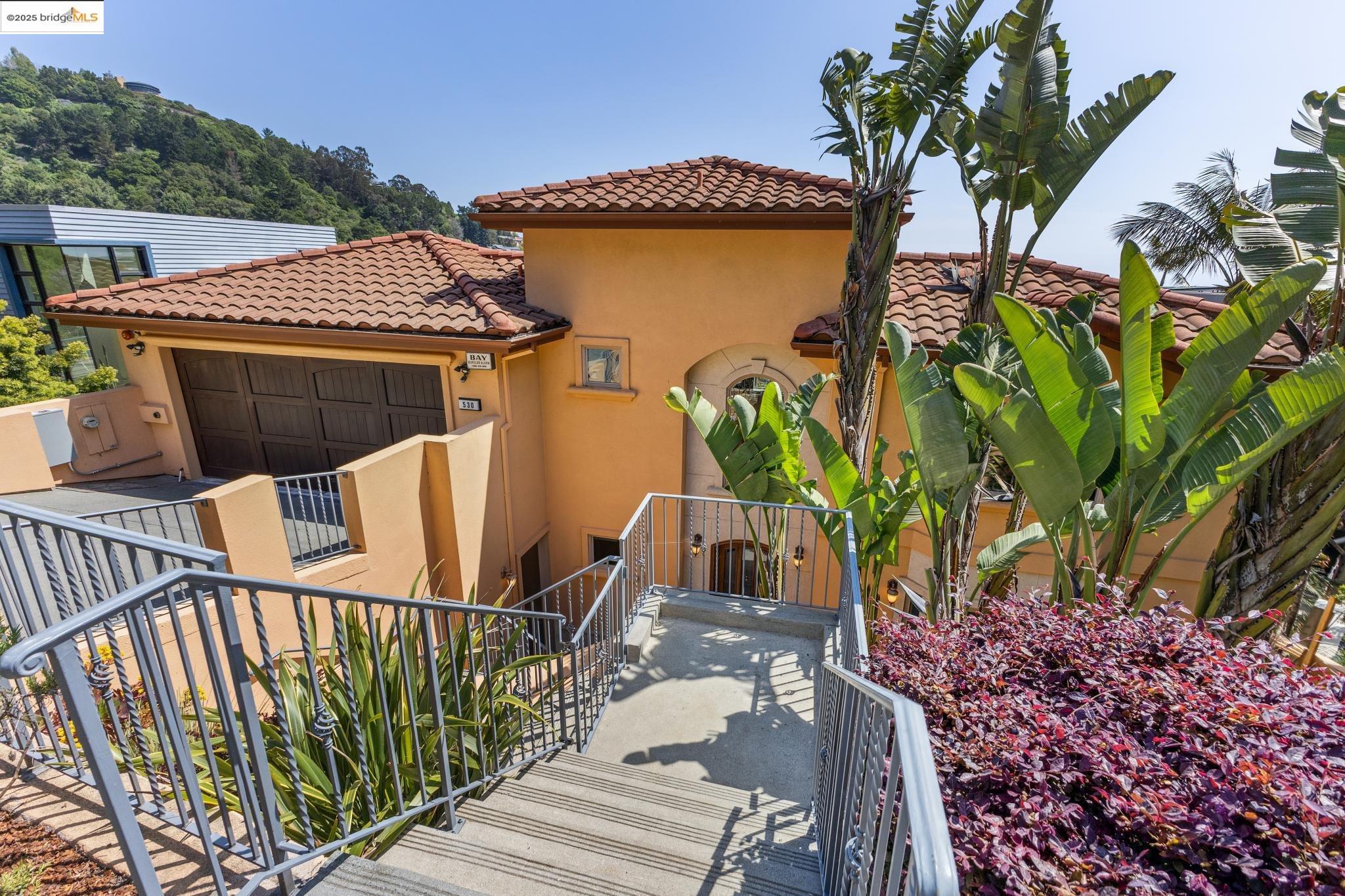 Detail Gallery Image 6 of 60 For 530 Gravatt Dr, Berkeley,  CA 94705 - 4 Beds | 3/1 Baths