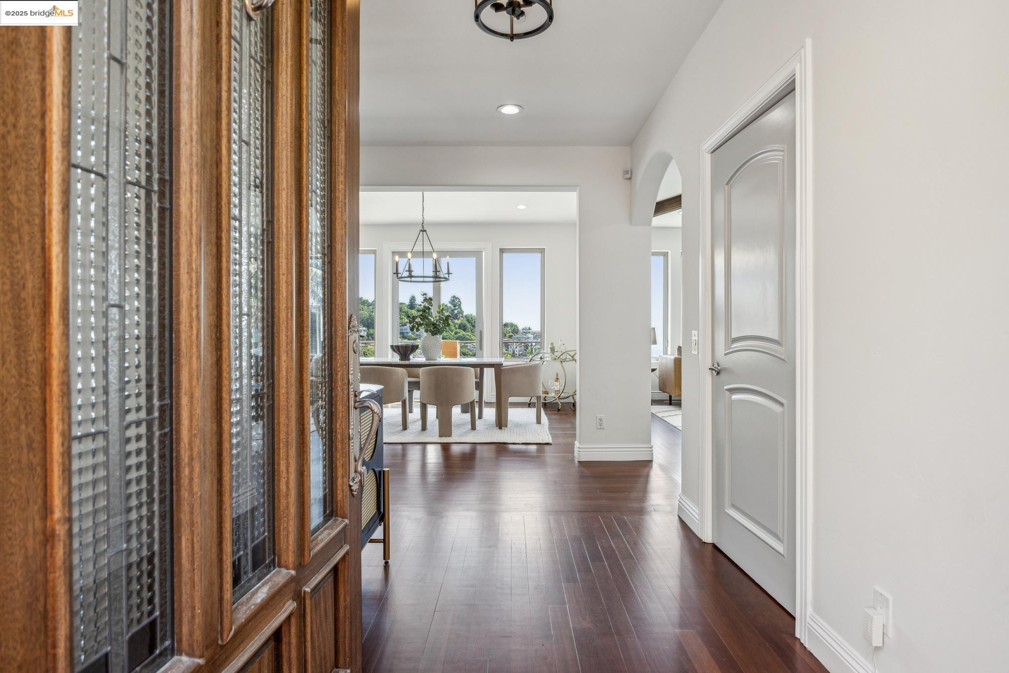 Detail Gallery Image 8 of 60 For 530 Gravatt Dr, Berkeley,  CA 94705 - 4 Beds | 3/1 Baths