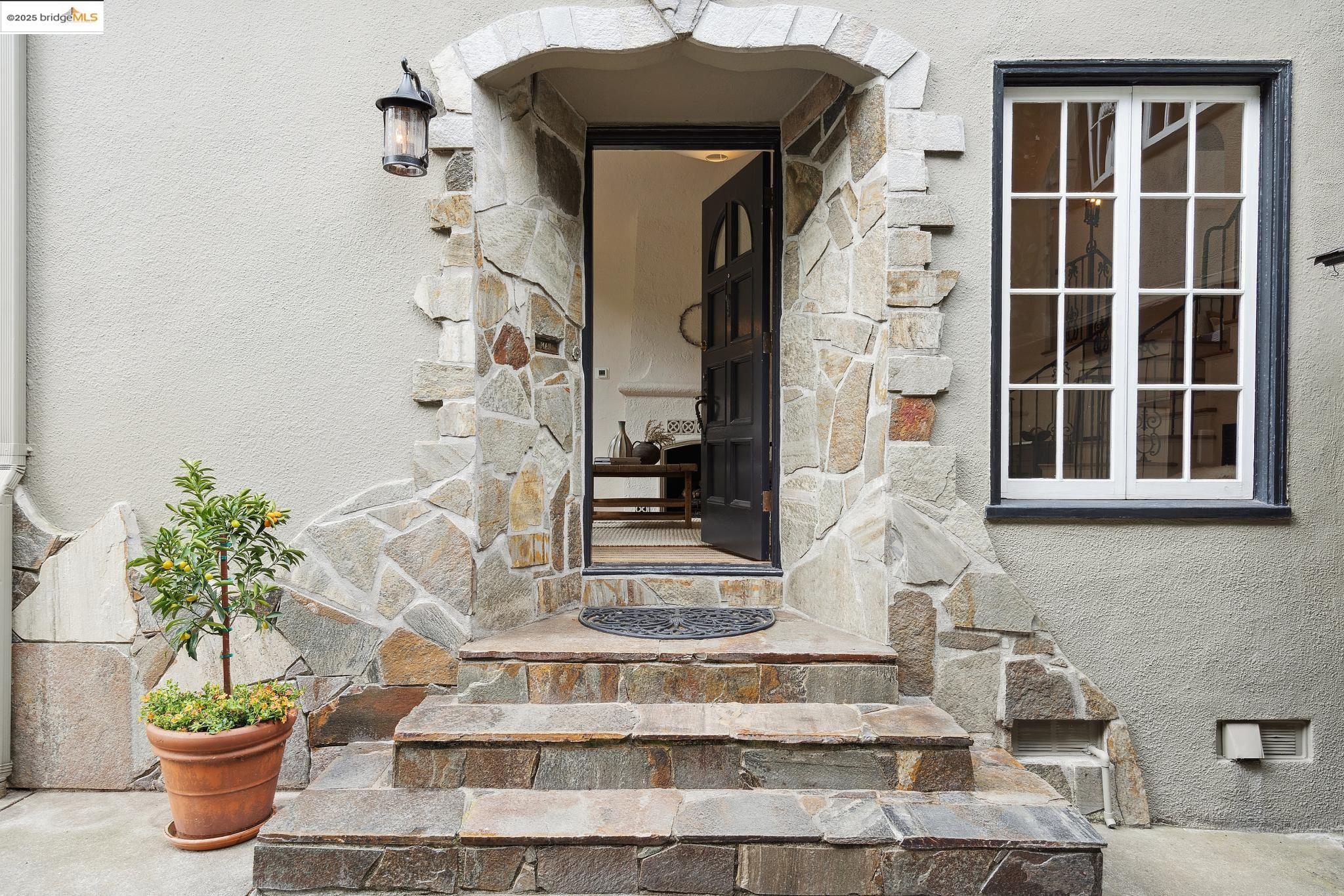 1562 Trestle Glen, Oakland, California 94610, 3 Bedrooms Bedrooms, 6 Rooms Rooms,2 BathroomsBathrooms,Residential,For Sale,1562 Trestle Glen,41095557