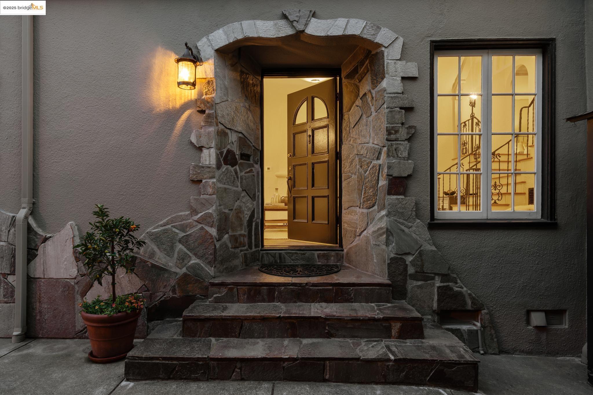 1562 Trestle Glen, Oakland, California 94610, 3 Bedrooms Bedrooms, 6 Rooms Rooms,2 BathroomsBathrooms,Residential,For Sale,1562 Trestle Glen,41095557