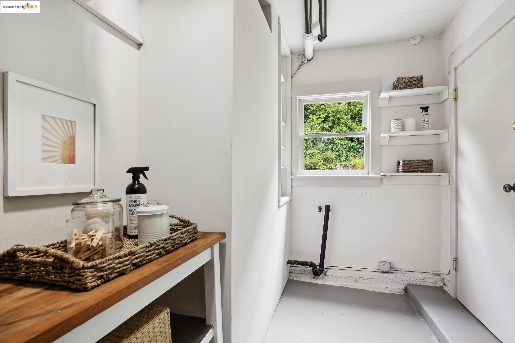 1562 Trestle Glen, Oakland, California 94610, 3 Bedrooms Bedrooms, 6 Rooms Rooms,2 BathroomsBathrooms,Residential,For Sale,1562 Trestle Glen,41095557