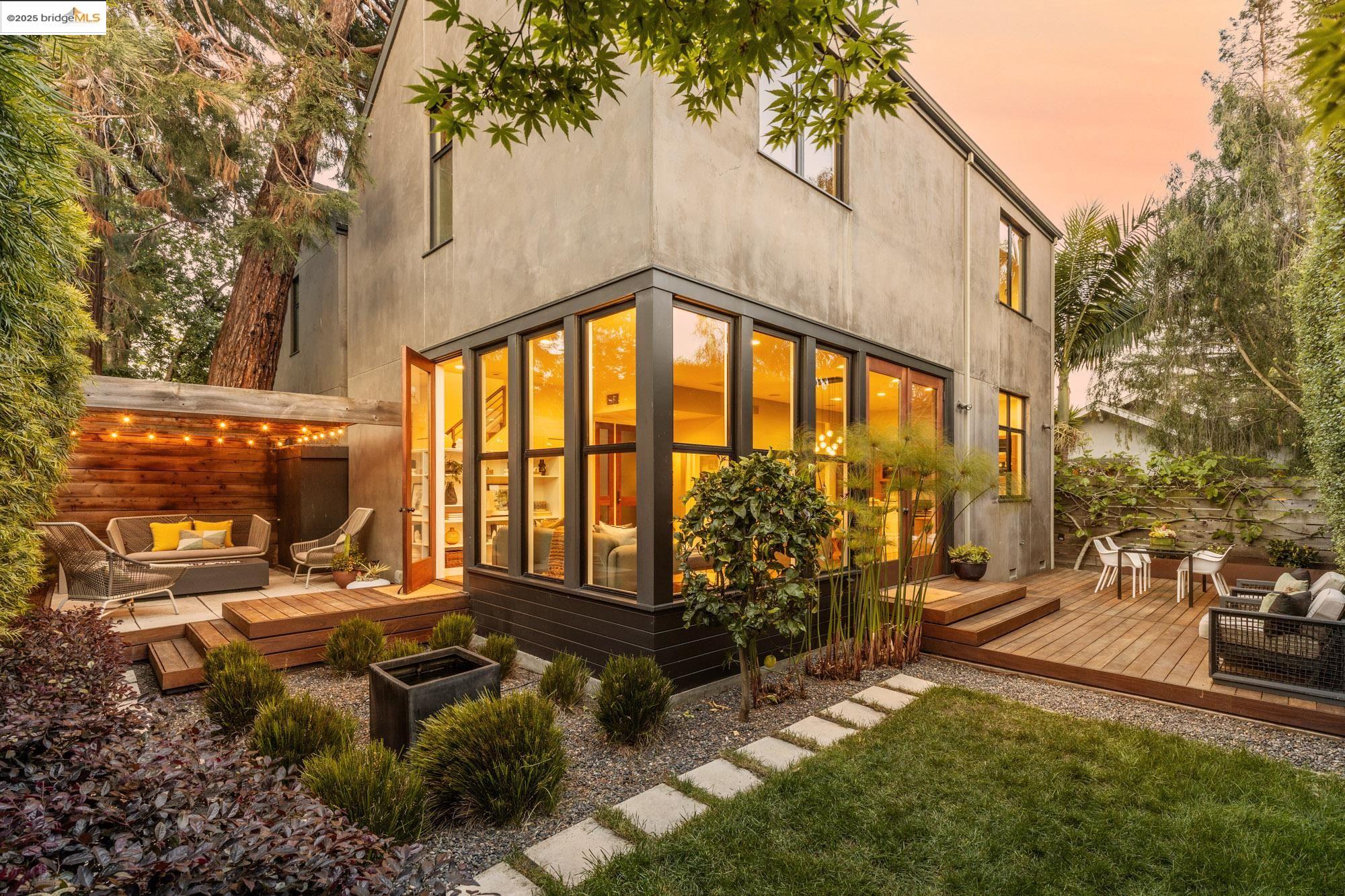 Detail Gallery Image 1 of 1 For 586 66th St, Oakland,  CA 94609 - 3 Beds | 2/1 Baths