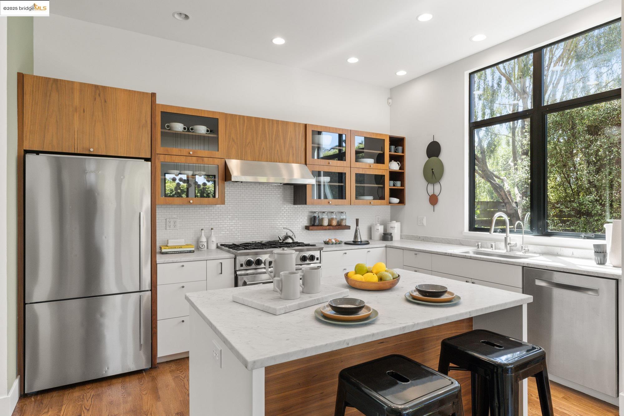 Detail Gallery Image 12 of 60 For 586 66th St, Oakland,  CA 94609 - 3 Beds | 2/1 Baths
