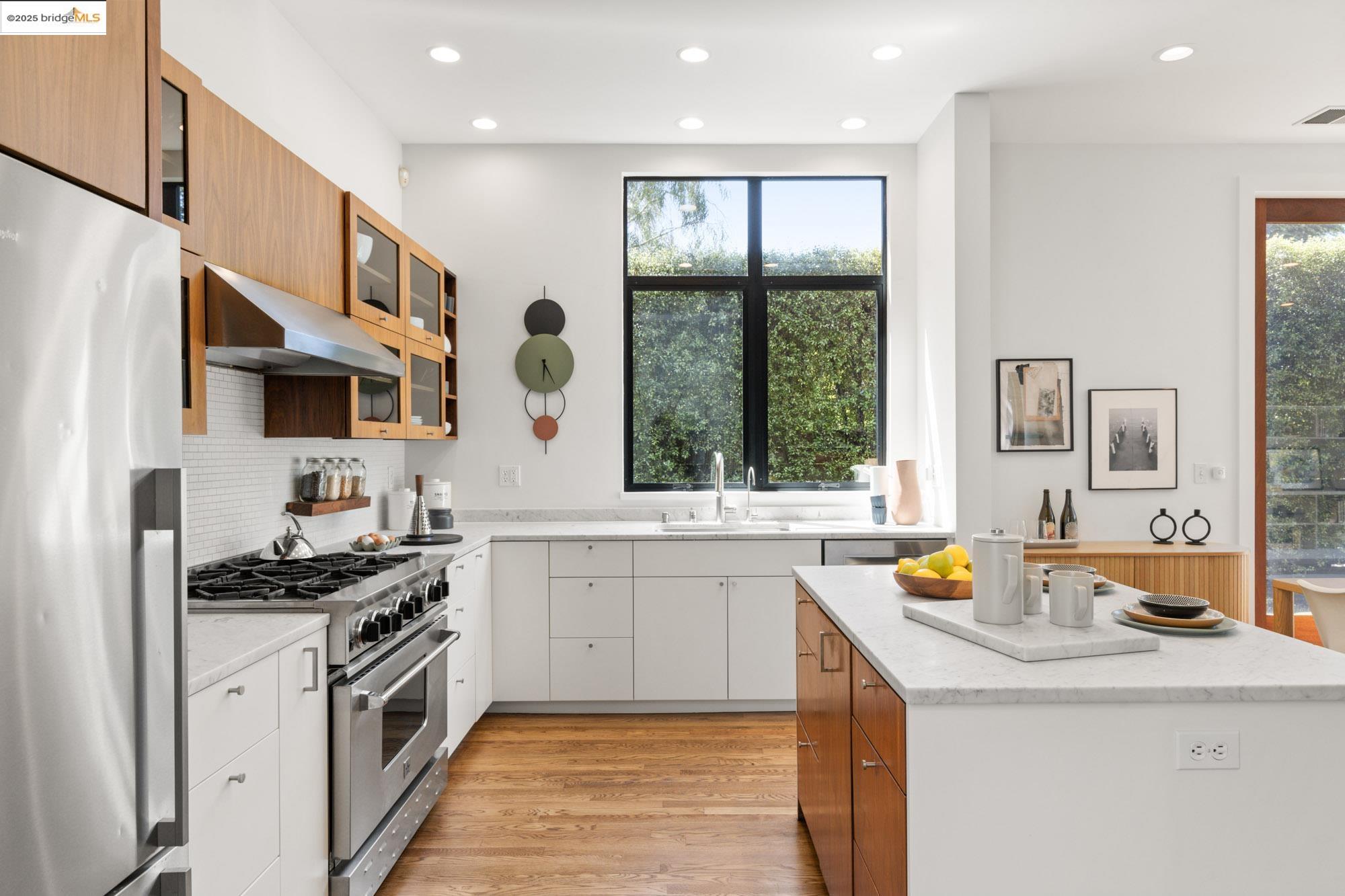 Detail Gallery Image 13 of 60 For 586 66th St, Oakland,  CA 94609 - 3 Beds | 2/1 Baths