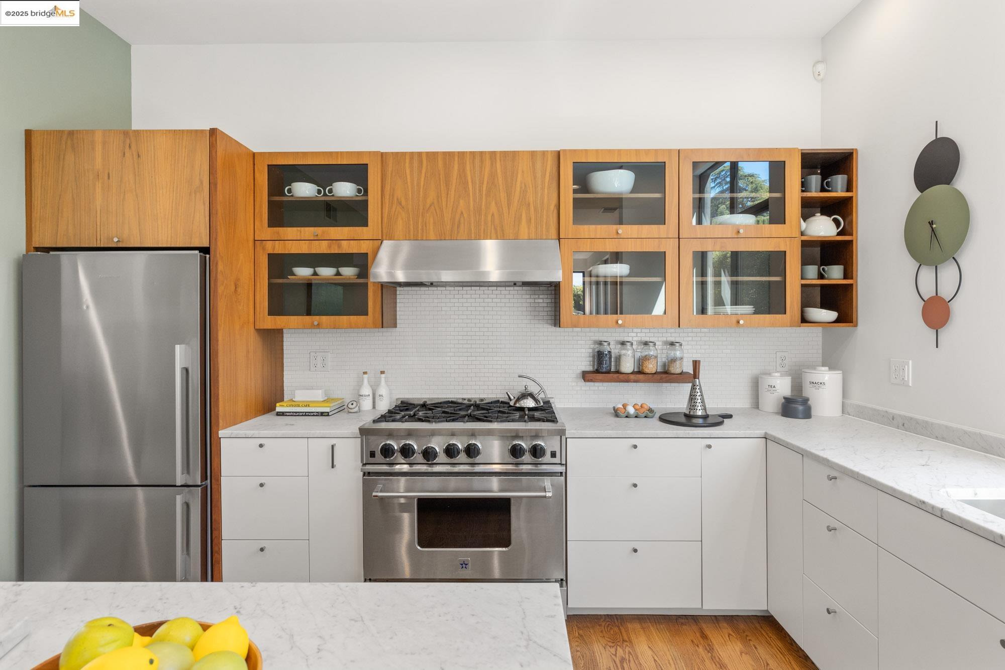 Detail Gallery Image 14 of 60 For 586 66th St, Oakland,  CA 94609 - 3 Beds | 2/1 Baths