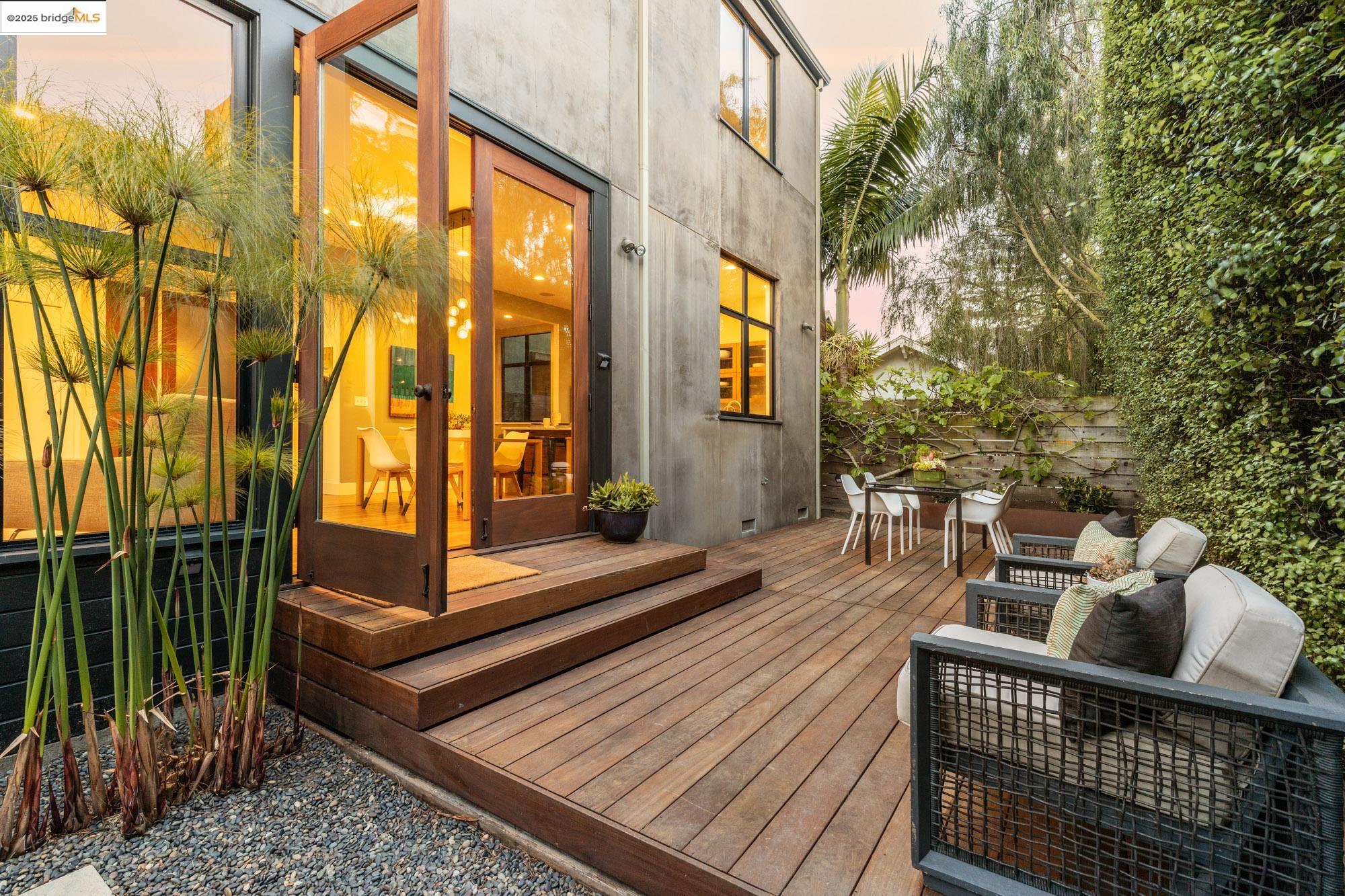 Detail Gallery Image 22 of 60 For 586 66th St, Oakland,  CA 94609 - 3 Beds | 2/1 Baths