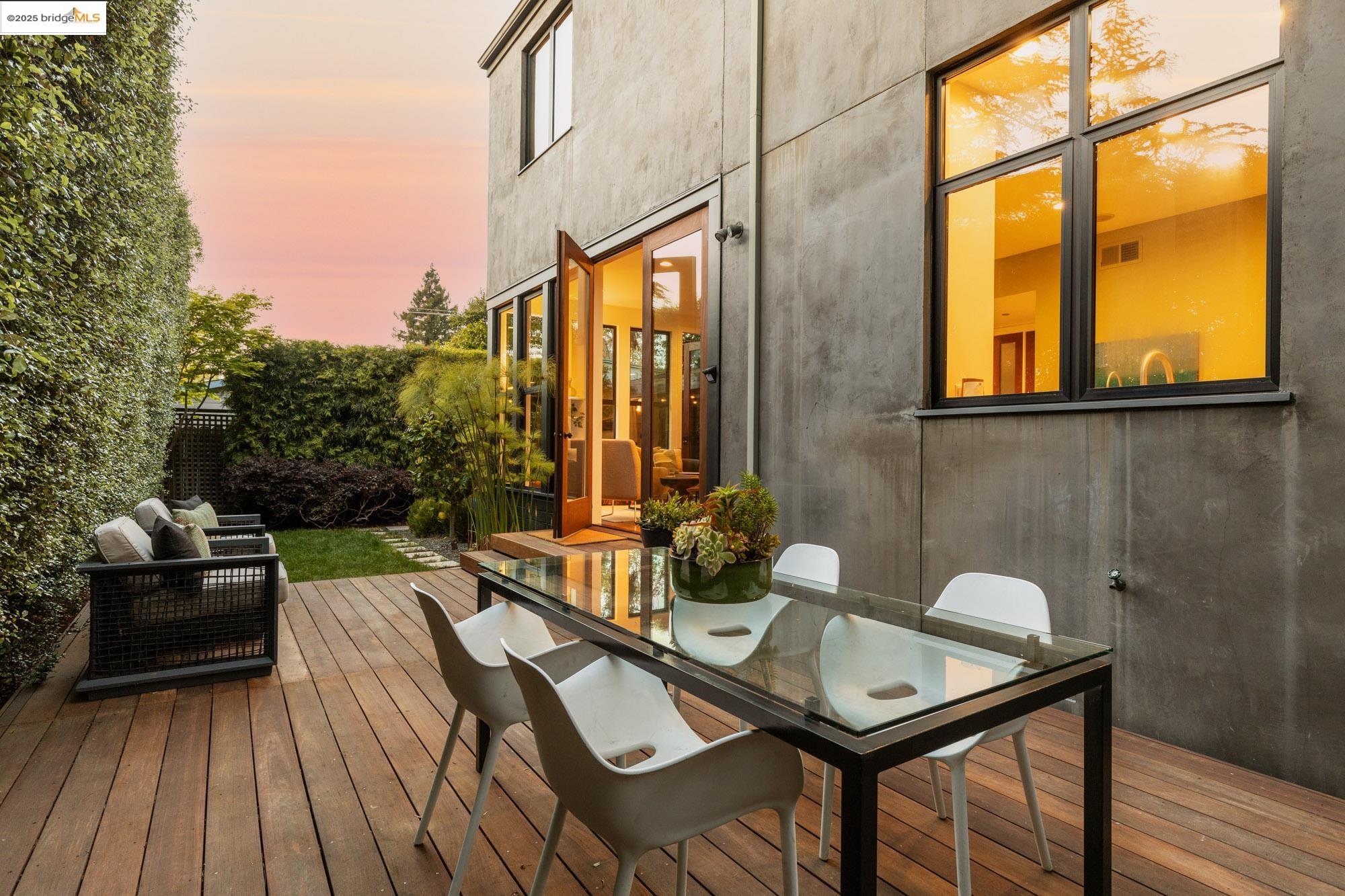 Detail Gallery Image 24 of 60 For 586 66th St, Oakland,  CA 94609 - 3 Beds | 2/1 Baths