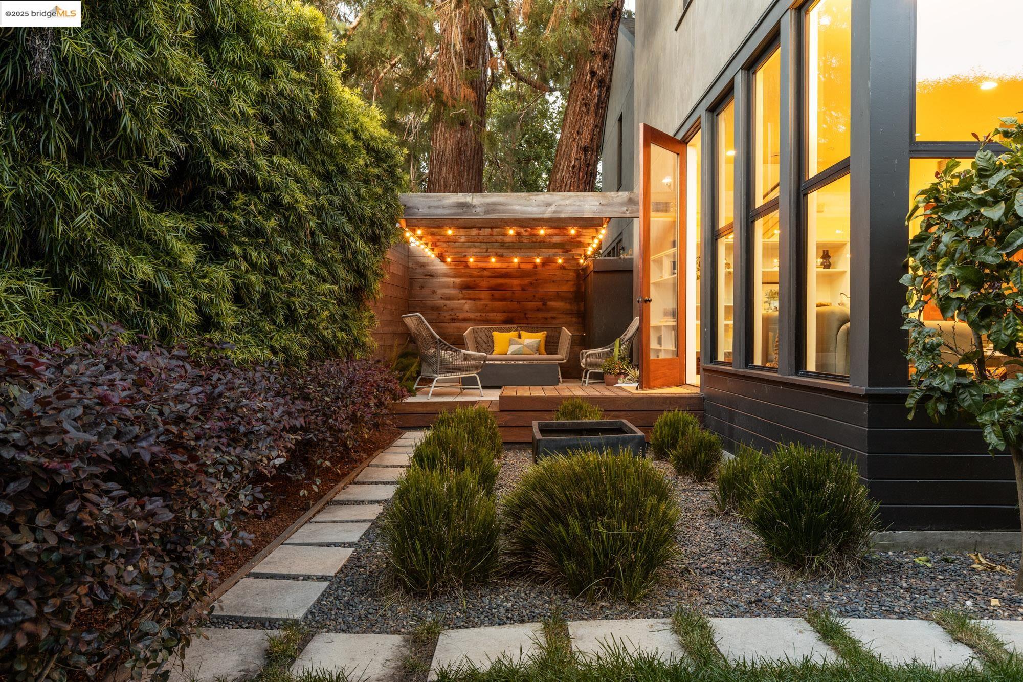 Detail Gallery Image 27 of 60 For 586 66th St, Oakland,  CA 94609 - 3 Beds | 2/1 Baths