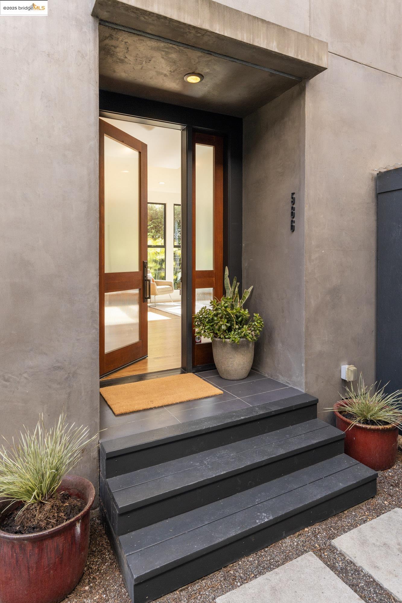 Detail Gallery Image 4 of 60 For 586 66th St, Oakland,  CA 94609 - 3 Beds | 2/1 Baths