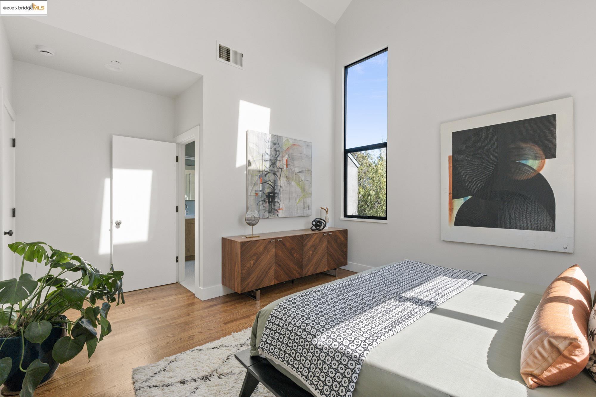 Detail Gallery Image 37 of 60 For 586 66th St, Oakland,  CA 94609 - 3 Beds | 2/1 Baths