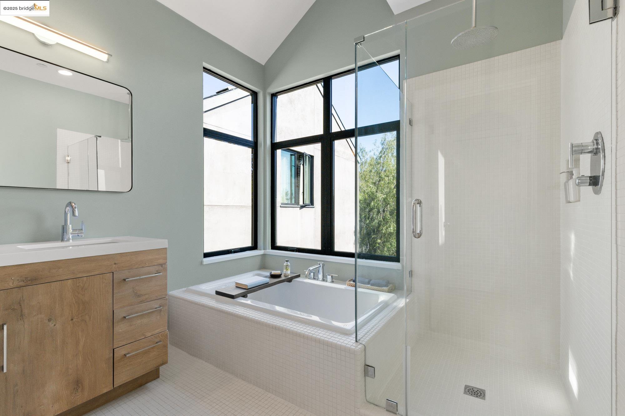 Detail Gallery Image 38 of 60 For 586 66th St, Oakland,  CA 94609 - 3 Beds | 2/1 Baths