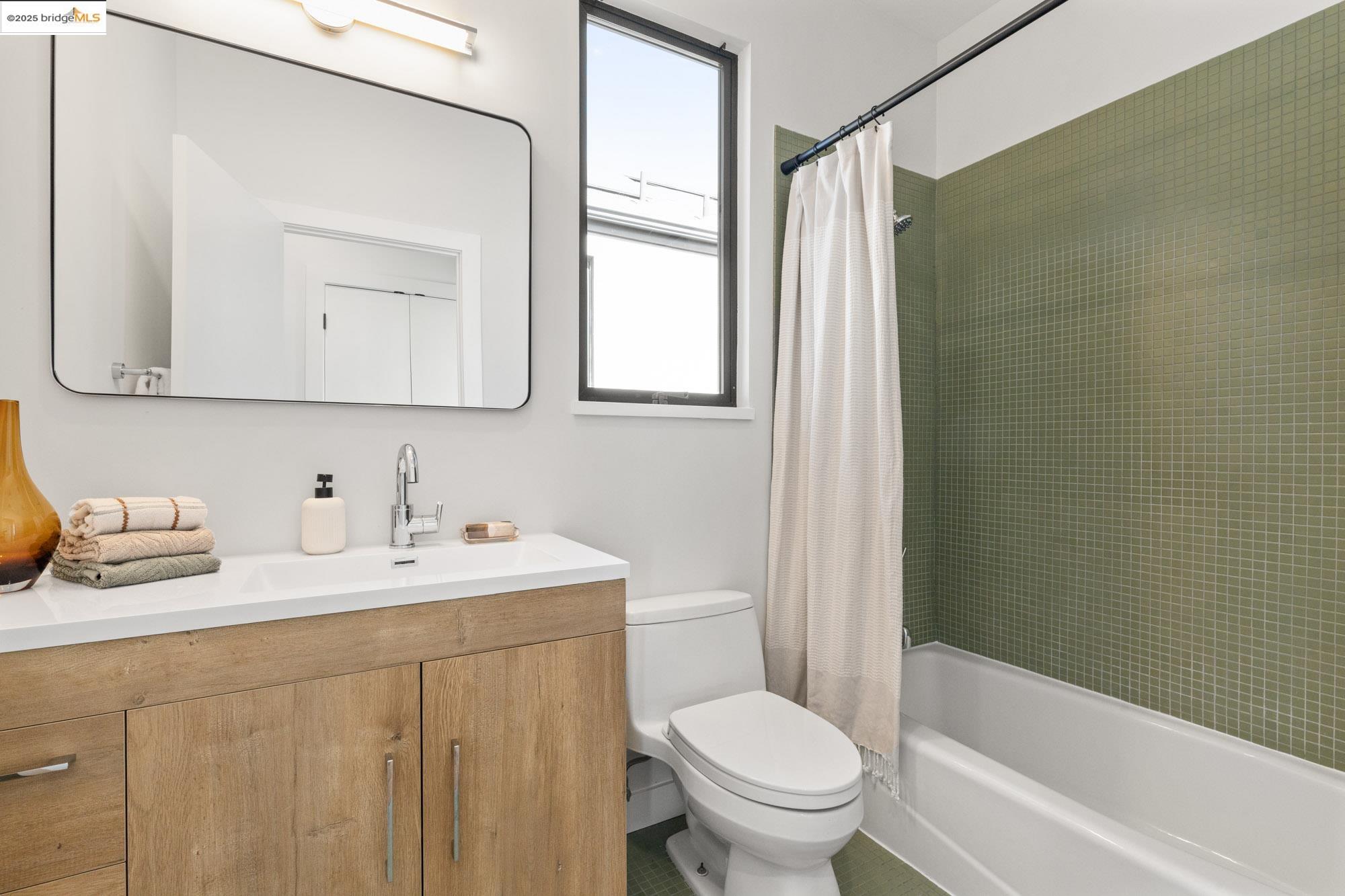 Detail Gallery Image 43 of 60 For 586 66th St, Oakland,  CA 94609 - 3 Beds | 2/1 Baths