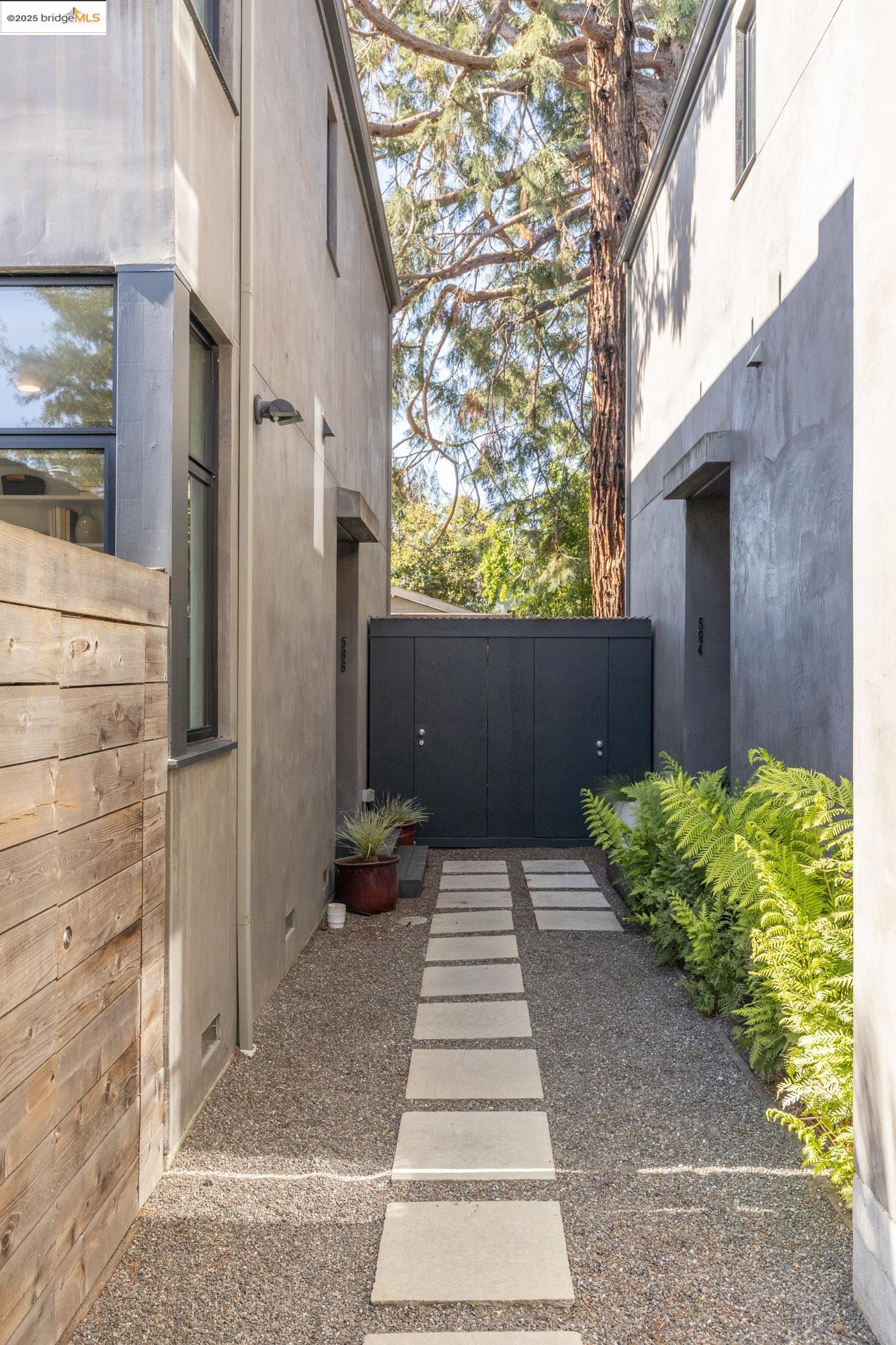 Detail Gallery Image 46 of 60 For 586 66th St, Oakland,  CA 94609 - 3 Beds | 2/1 Baths