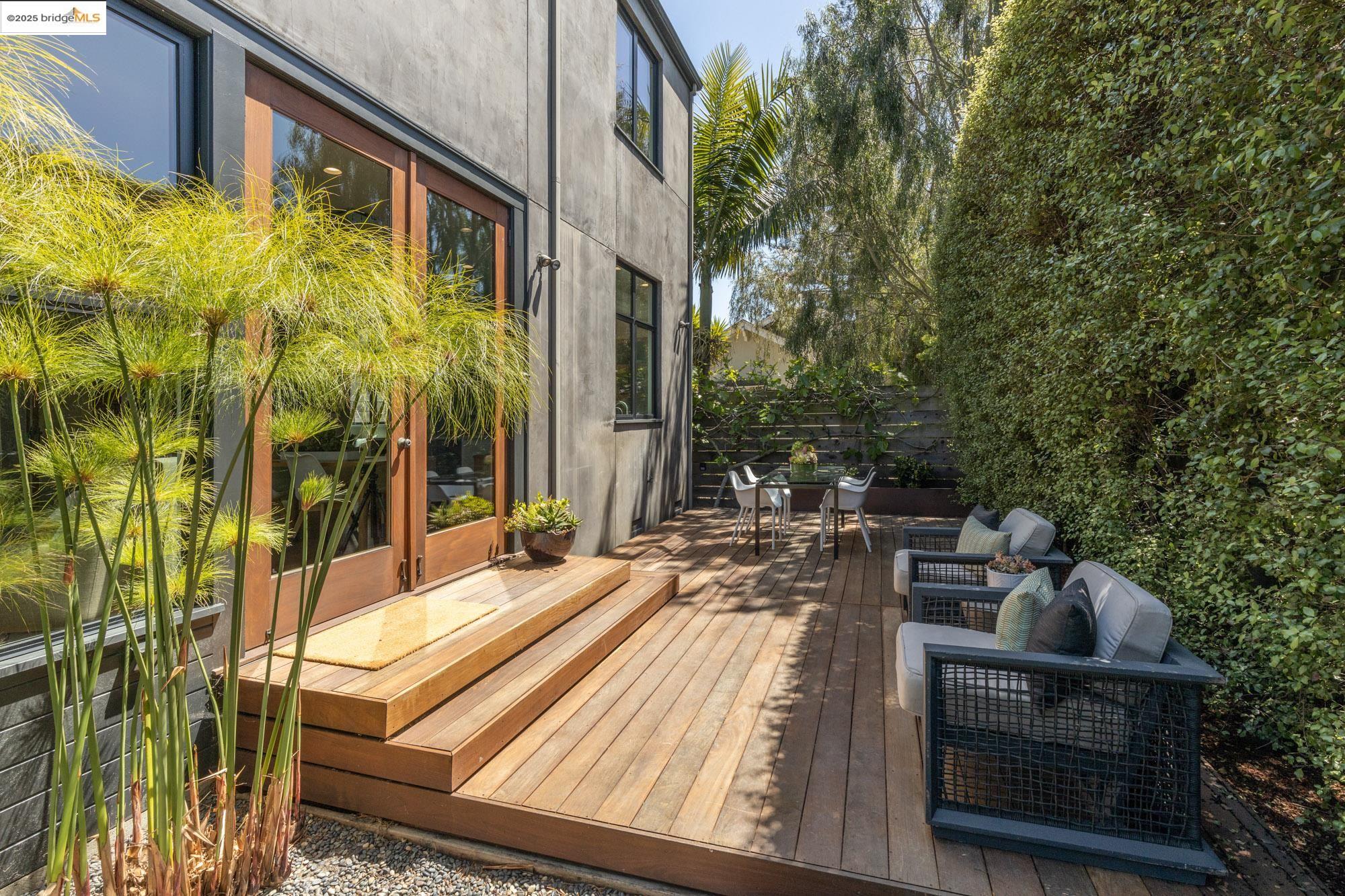 Detail Gallery Image 50 of 60 For 586 66th St, Oakland,  CA 94609 - 3 Beds | 2/1 Baths