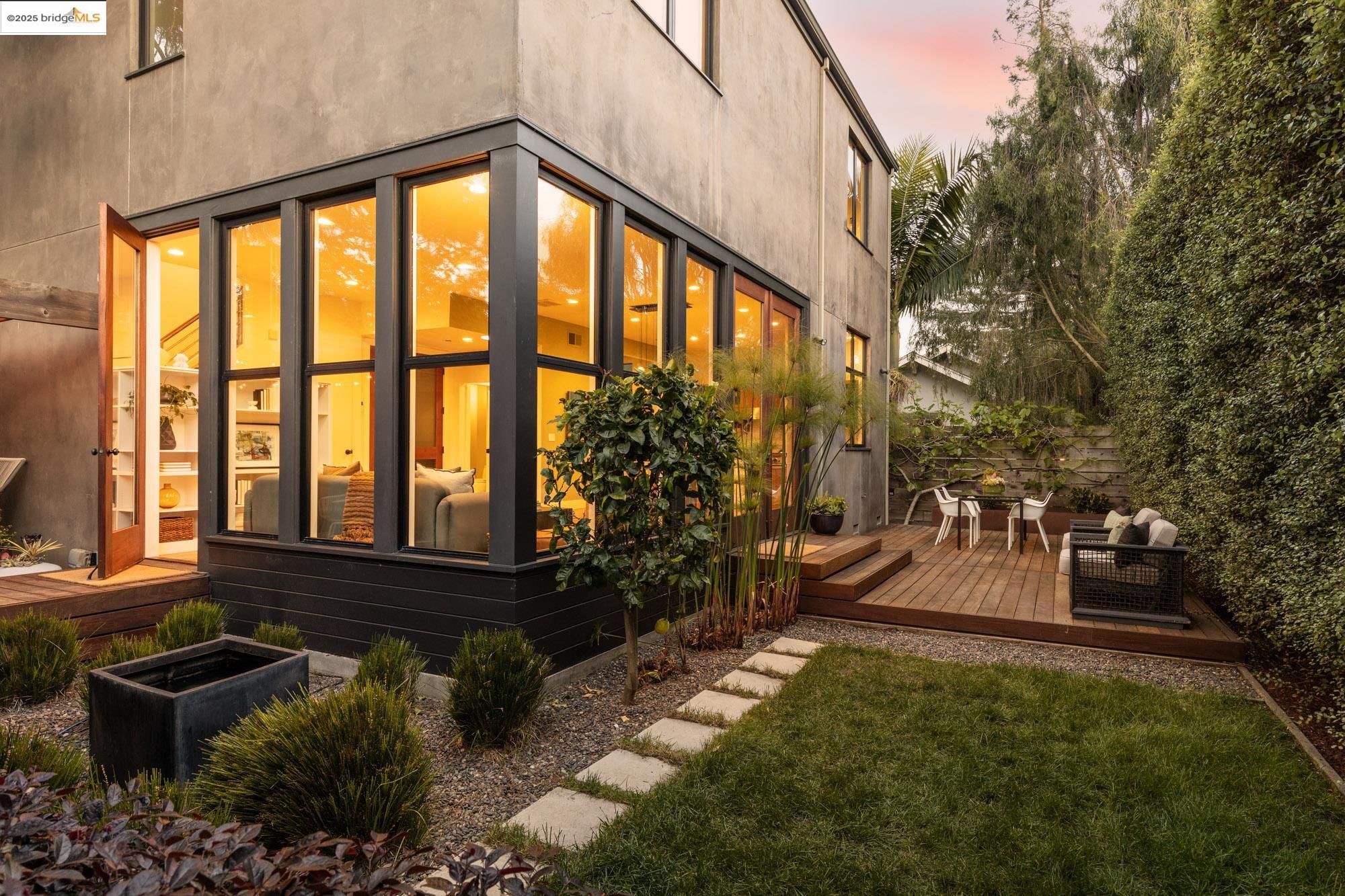 Detail Gallery Image 60 of 60 For 586 66th St, Oakland,  CA 94609 - 3 Beds | 2/1 Baths