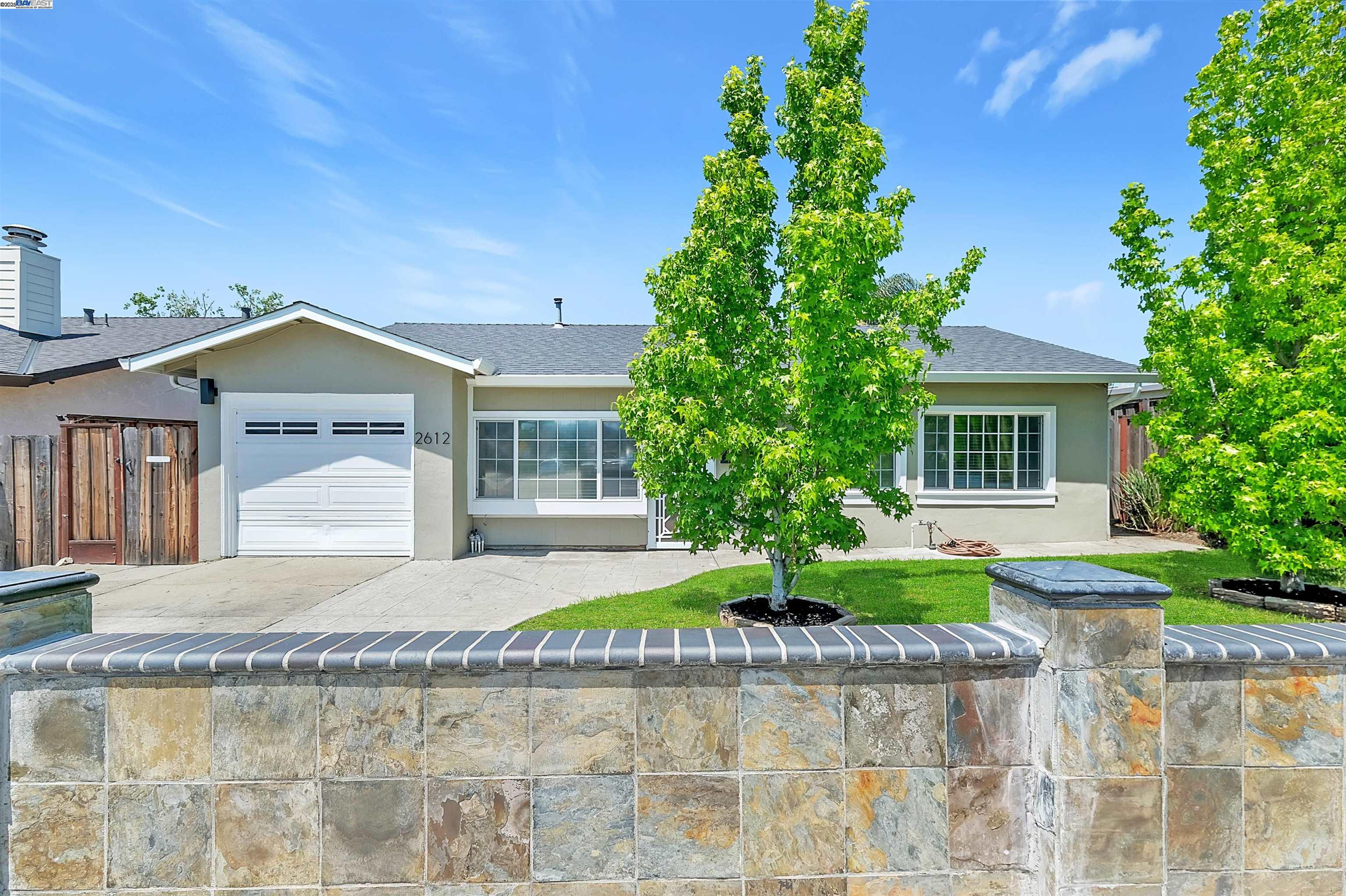 Detail Gallery Image 1 of 33 For 2612 Grove Way, Castro Valley,  CA 94546 - 4 Beds | 1 Baths