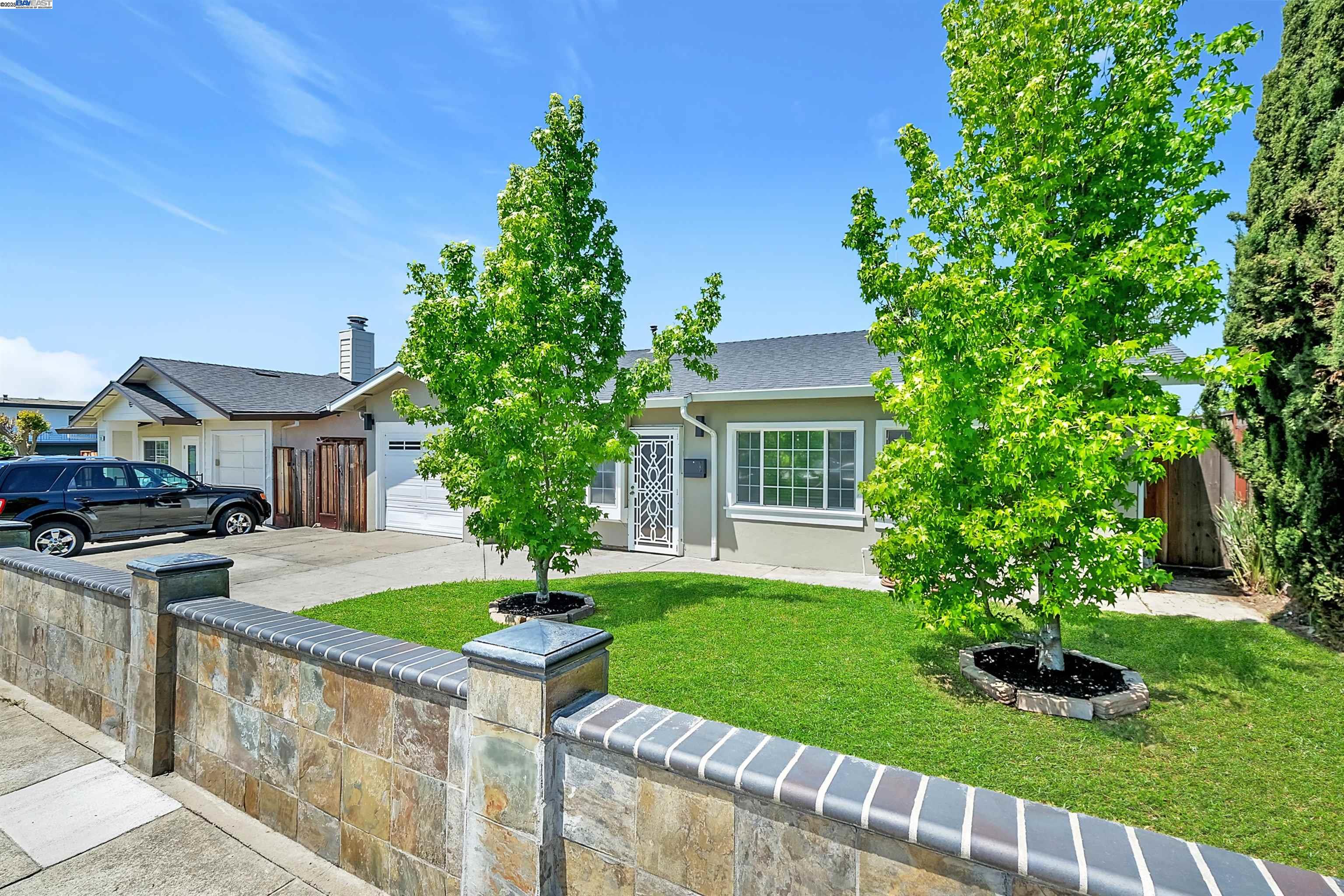 Detail Gallery Image 2 of 33 For 2612 Grove Way, Castro Valley,  CA 94546 - 4 Beds | 1 Baths