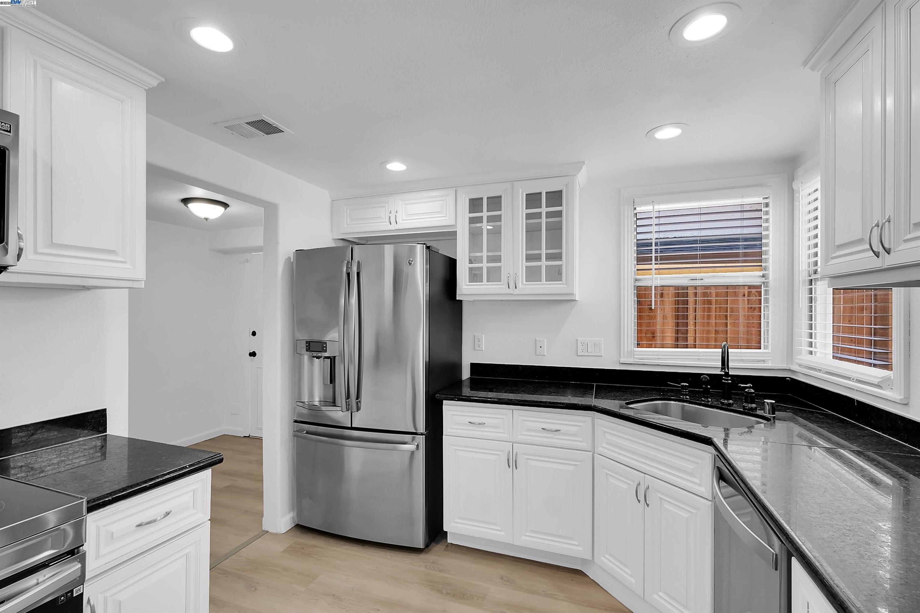 Detail Gallery Image 11 of 33 For 2612 Grove Way, Castro Valley,  CA 94546 - 4 Beds | 1 Baths