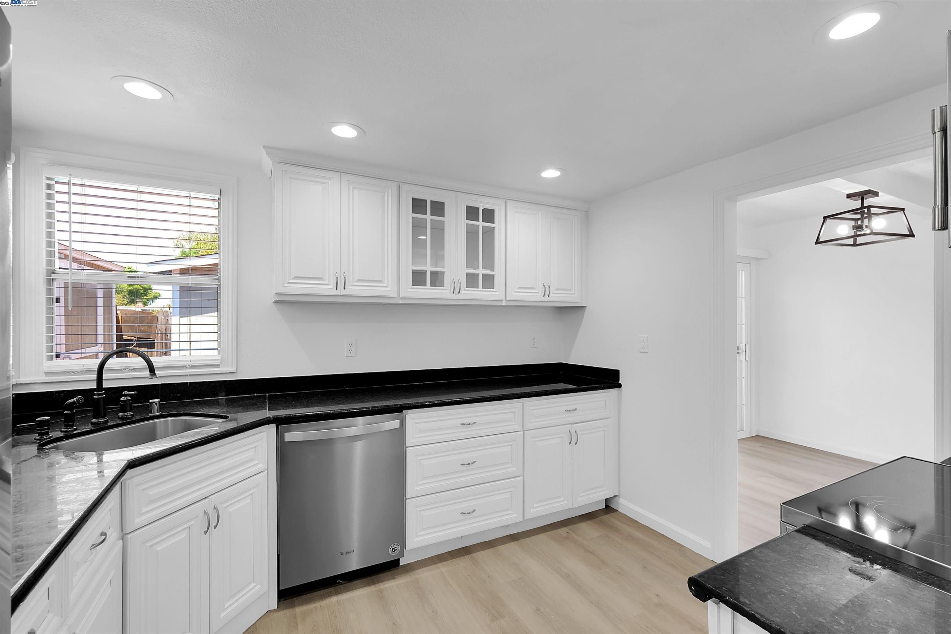 Detail Gallery Image 13 of 33 For 2612 Grove Way, Castro Valley,  CA 94546 - 4 Beds | 1 Baths