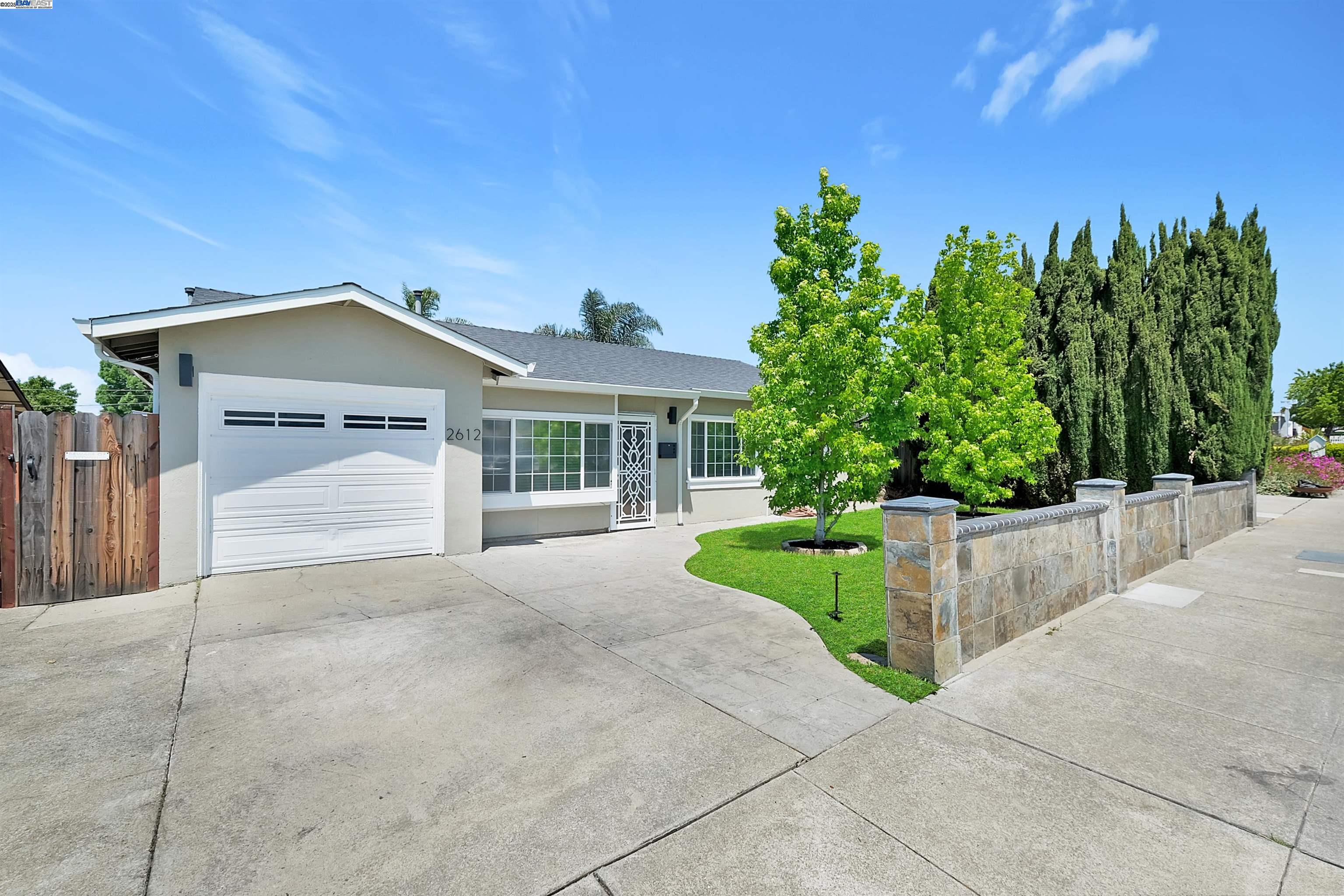 Detail Gallery Image 3 of 33 For 2612 Grove Way, Castro Valley,  CA 94546 - 4 Beds | 1 Baths