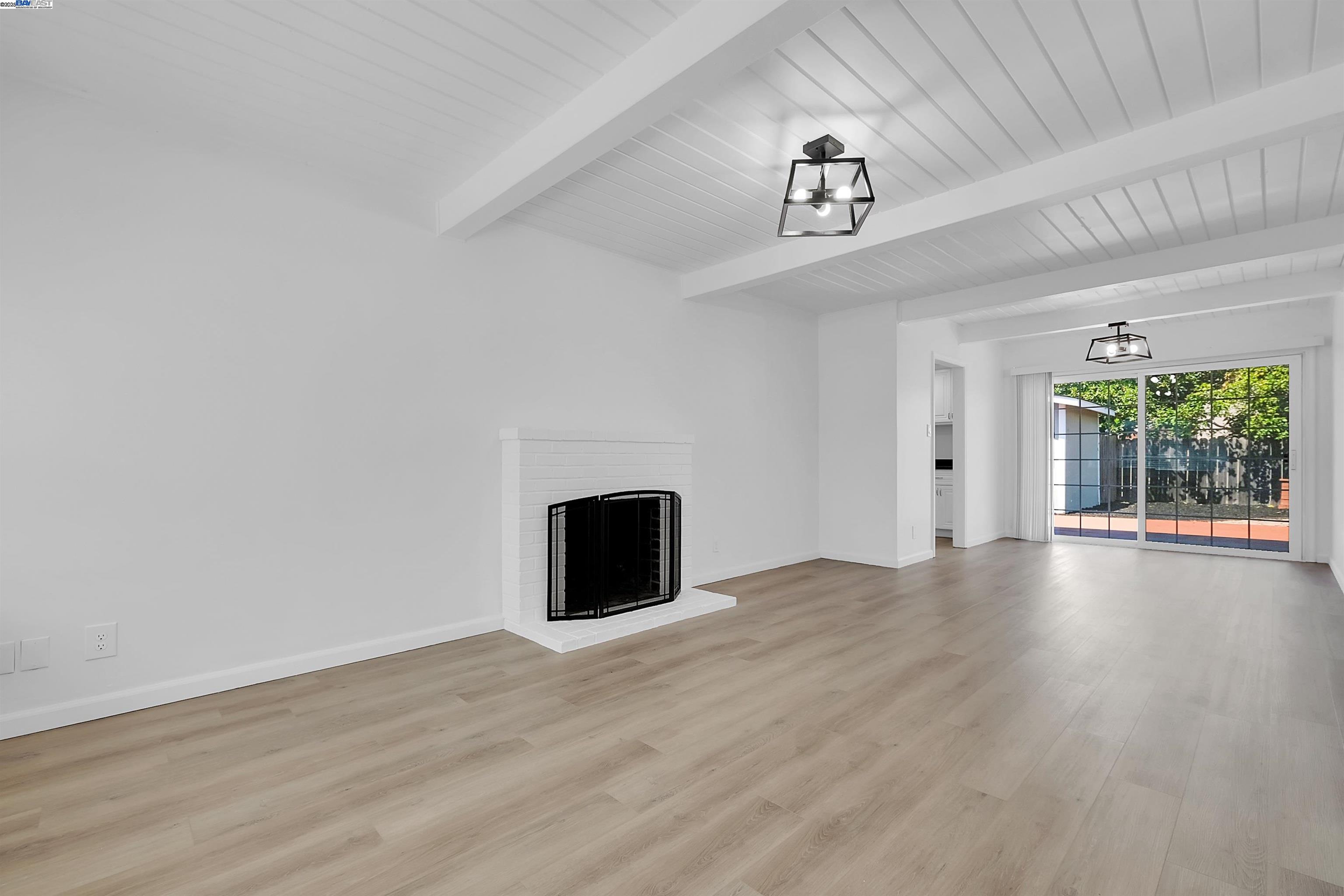 Detail Gallery Image 4 of 33 For 2612 Grove Way, Castro Valley,  CA 94546 - 4 Beds | 1 Baths