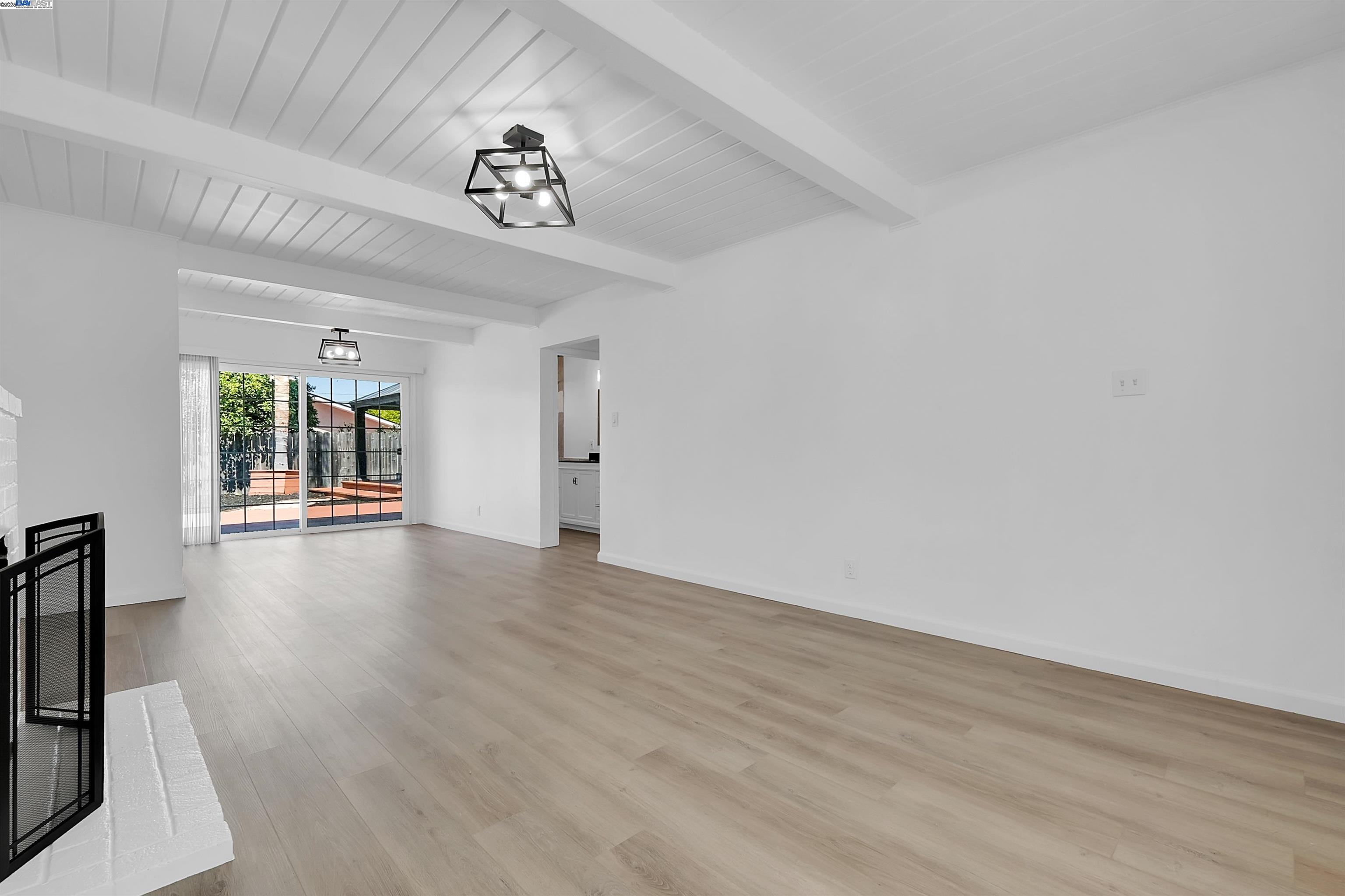 Detail Gallery Image 5 of 33 For 2612 Grove Way, Castro Valley,  CA 94546 - 4 Beds | 1 Baths