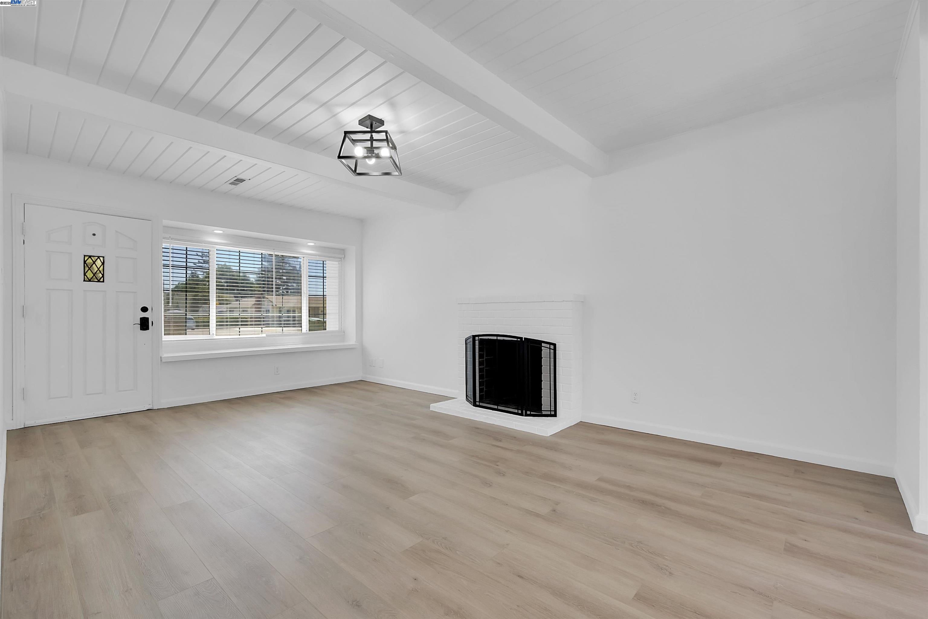 Detail Gallery Image 6 of 33 For 2612 Grove Way, Castro Valley,  CA 94546 - 4 Beds | 1 Baths