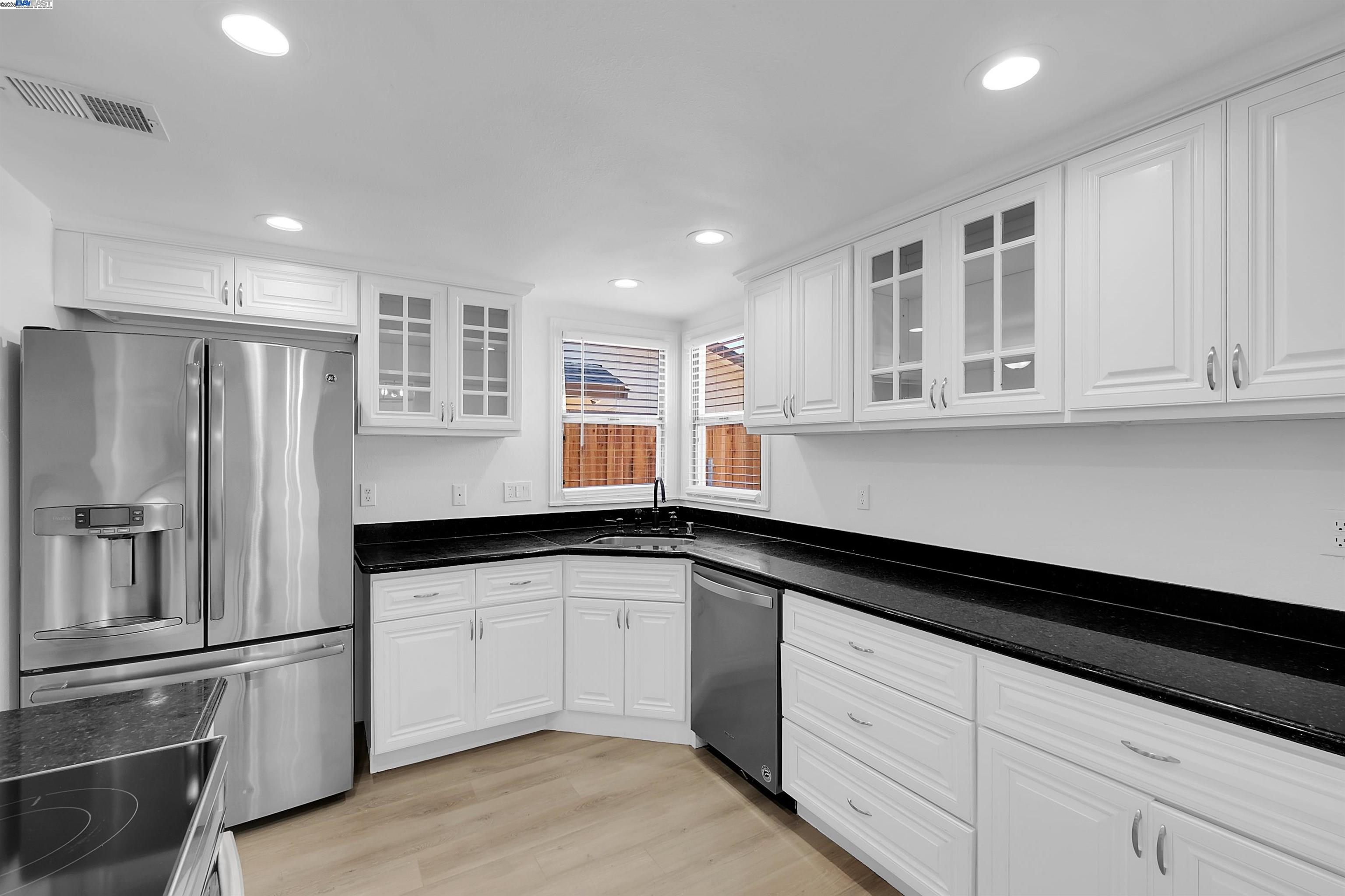 Detail Gallery Image 10 of 33 For 2612 Grove Way, Castro Valley,  CA 94546 - 4 Beds | 1 Baths