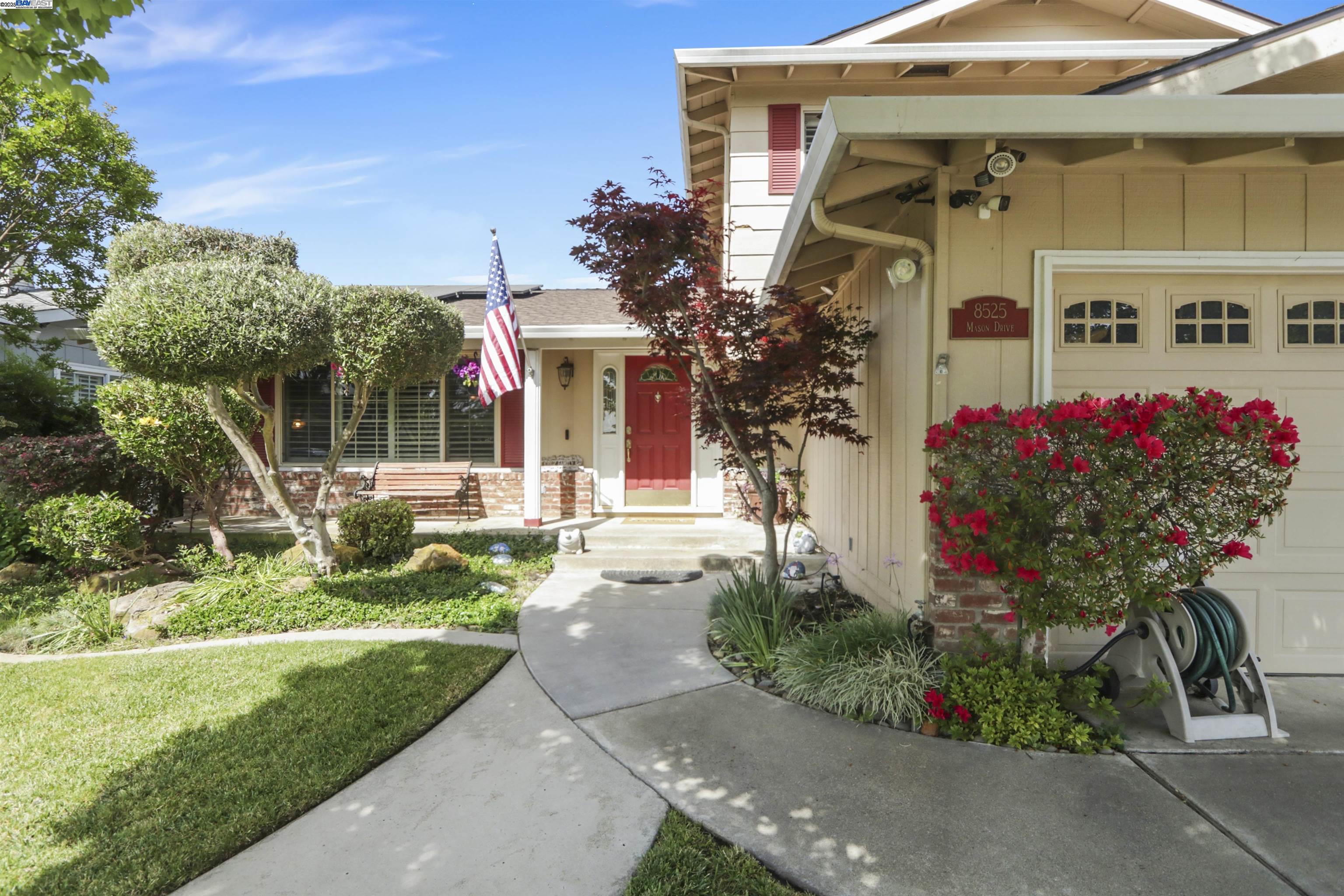 Detail Gallery Image 4 of 30 For 8525 Mason Dr, Stockton,  CA 95209 - 3 Beds | 3 Baths