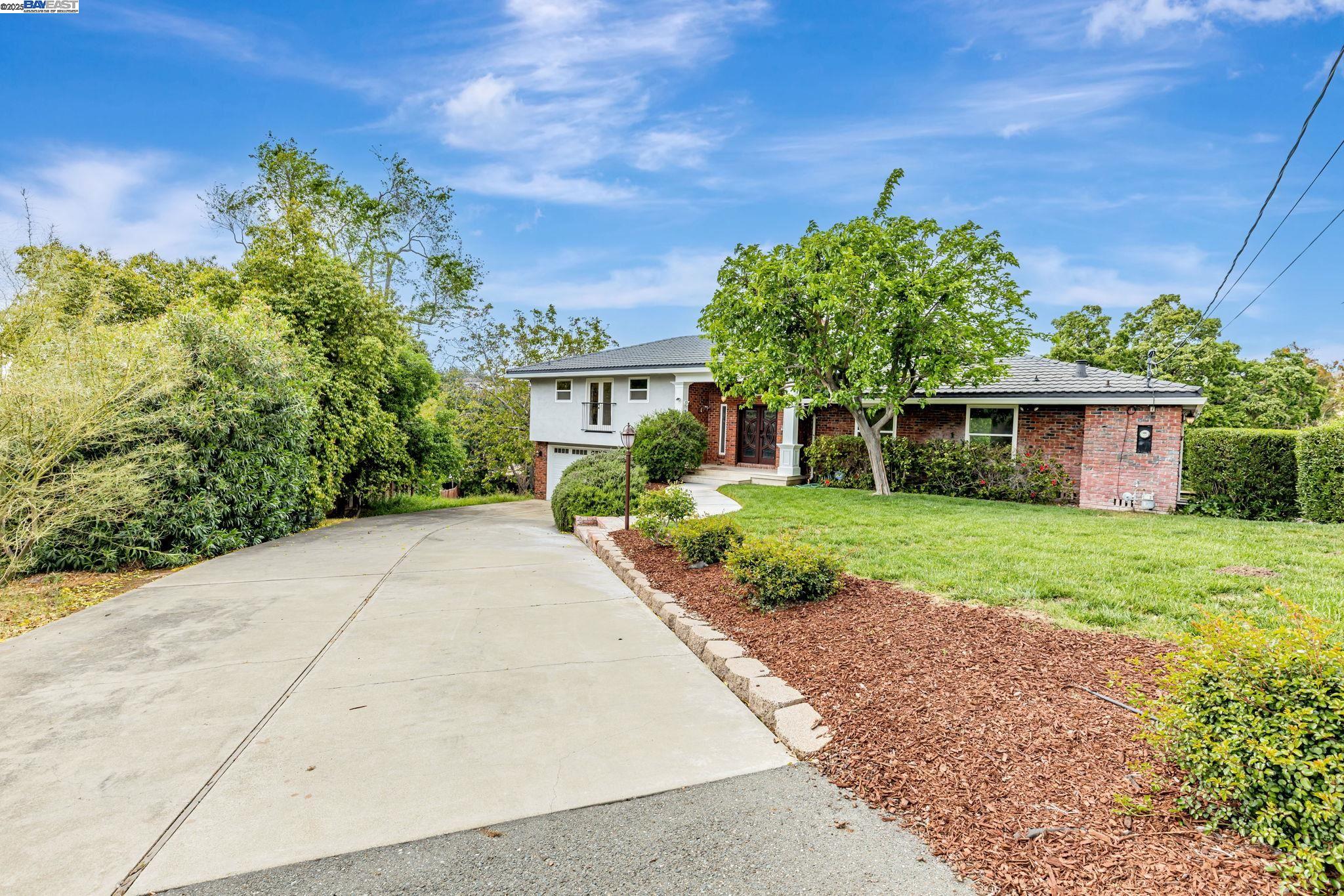 Detail Gallery Image 2 of 57 For 1939 Carzino Ct, Concord,  CA 94521 - 4 Beds | 2/2 Baths