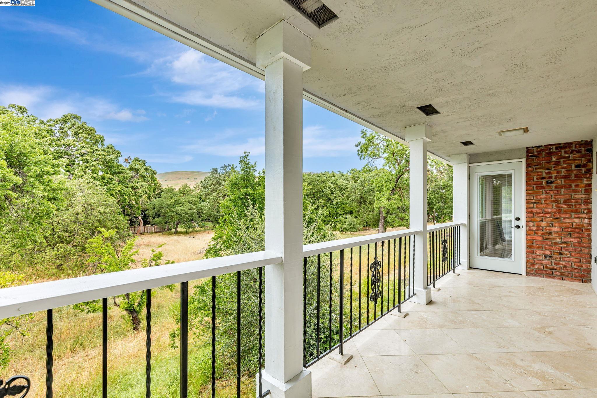 Detail Gallery Image 13 of 57 For 1939 Carzino Ct, Concord,  CA 94521 - 4 Beds | 2/2 Baths