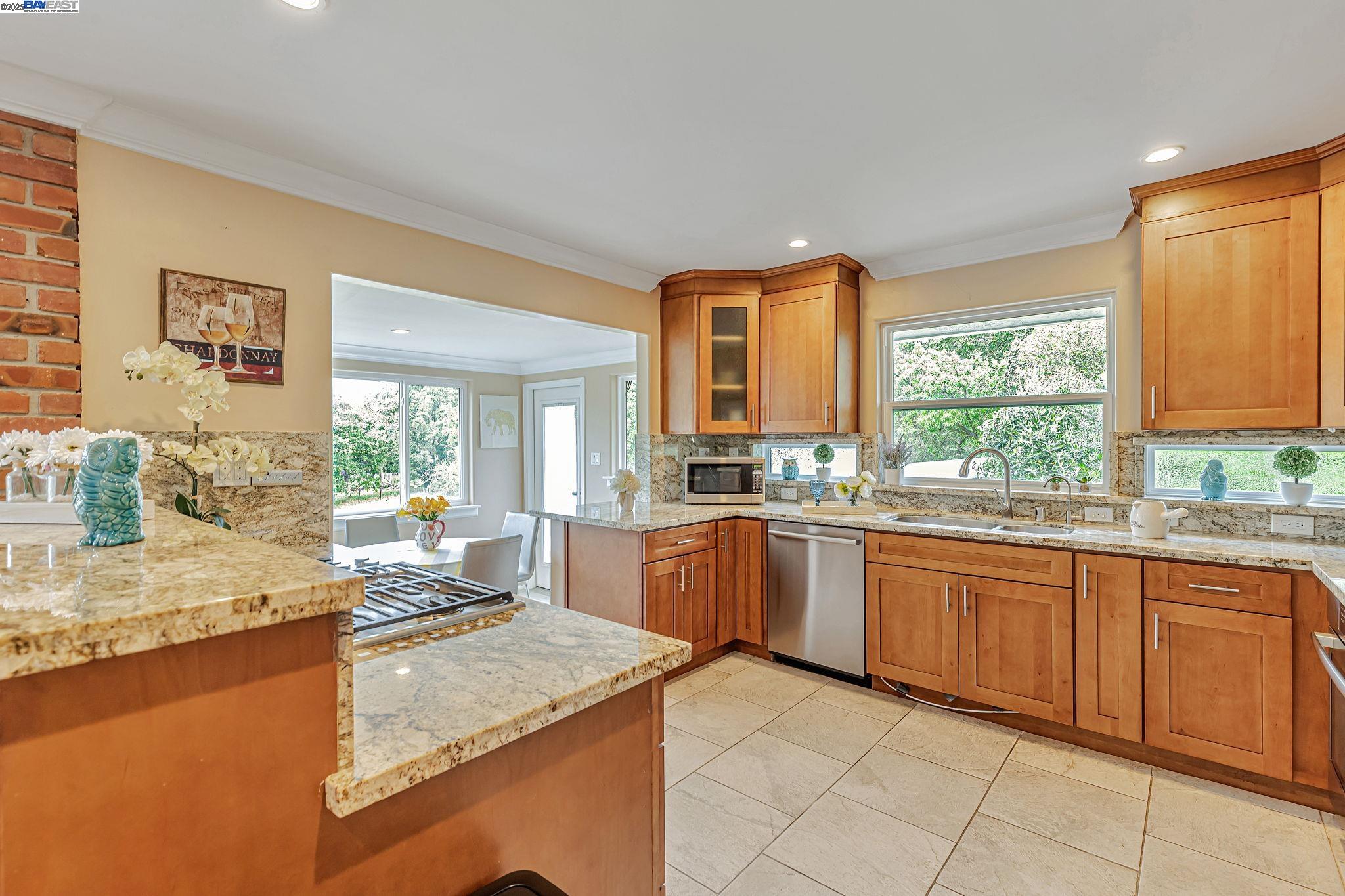 Detail Gallery Image 14 of 57 For 1939 Carzino Ct, Concord,  CA 94521 - 4 Beds | 2/2 Baths