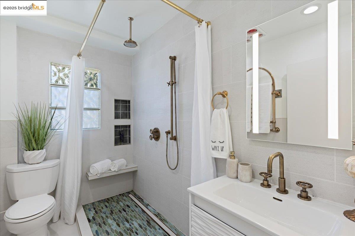 Detail Gallery Image 13 of 20 For 2256 48th Ave, Oakland,  CA 94601 - 2 Beds | 1 Baths