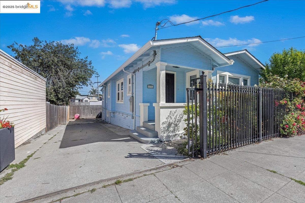Detail Gallery Image 16 of 20 For 2256 48th Ave, Oakland,  CA 94601 - 2 Beds | 1 Baths