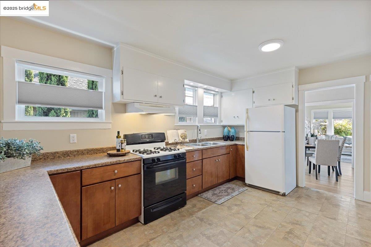 Detail Gallery Image 8 of 20 For 2256 48th Ave, Oakland,  CA 94601 - 2 Beds | 1 Baths