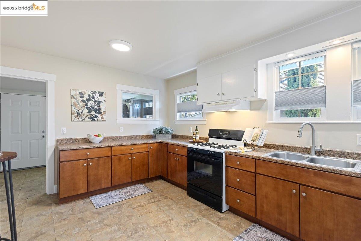 Detail Gallery Image 9 of 20 For 2256 48th Ave, Oakland,  CA 94601 - 2 Beds | 1 Baths
