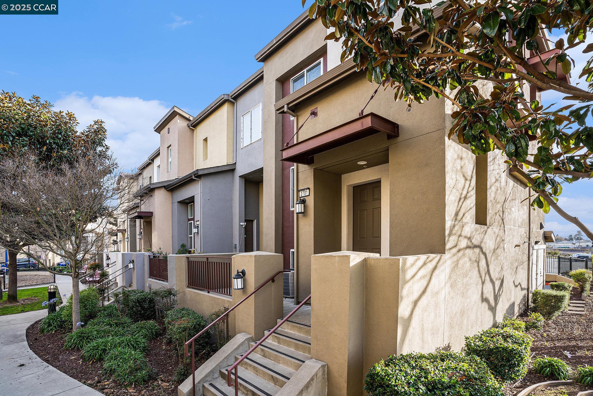 Detail Gallery Image 2 of 36 For 2701 Holly St, San Pablo,  CA 94806 - 3 Beds | 2/1 Baths