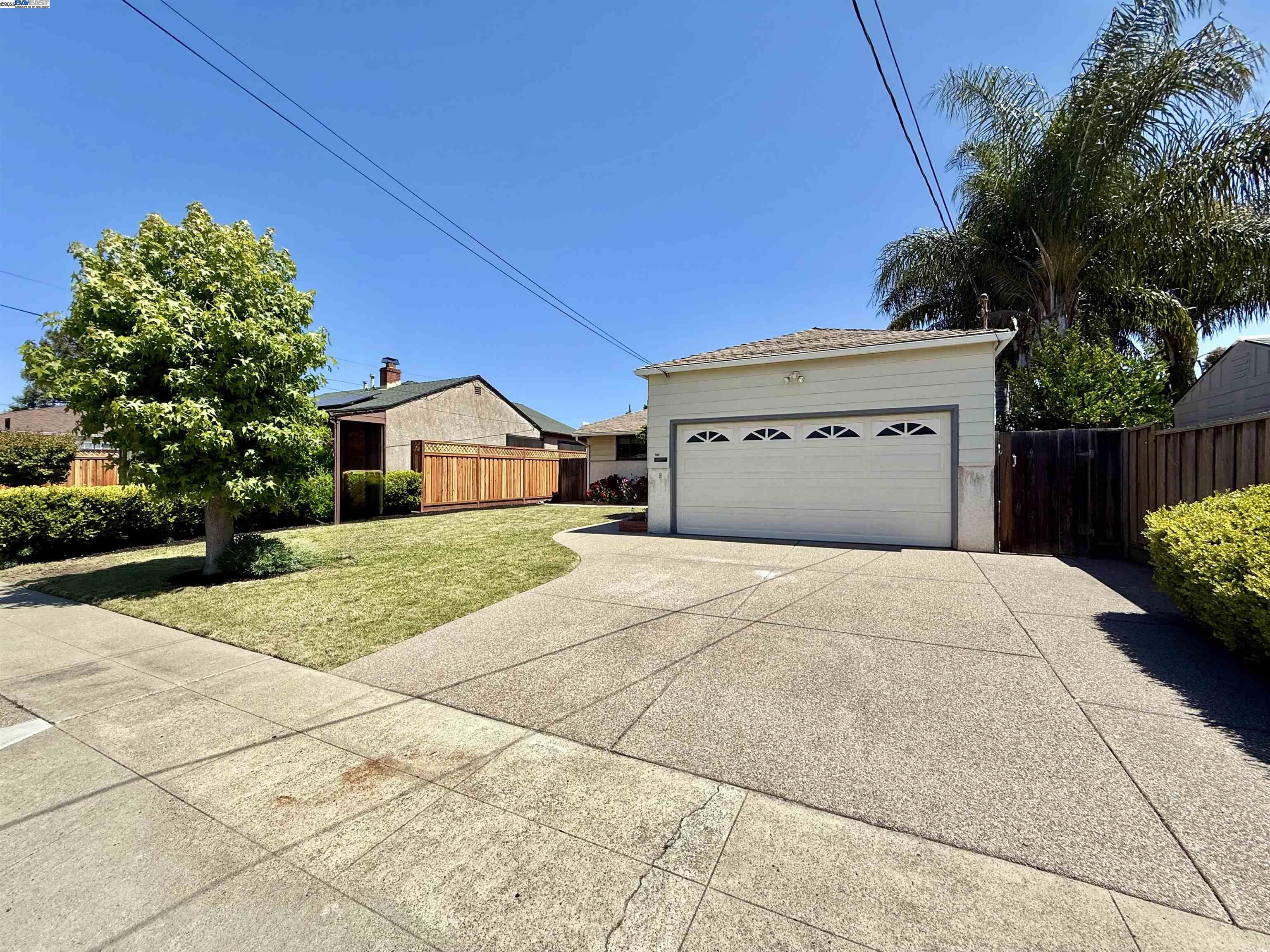 Detail Gallery Image 2 of 47 For 15966 Saint Johns Dr, San Lorenzo,  CA 94580 - 3 Beds | 2 Baths
